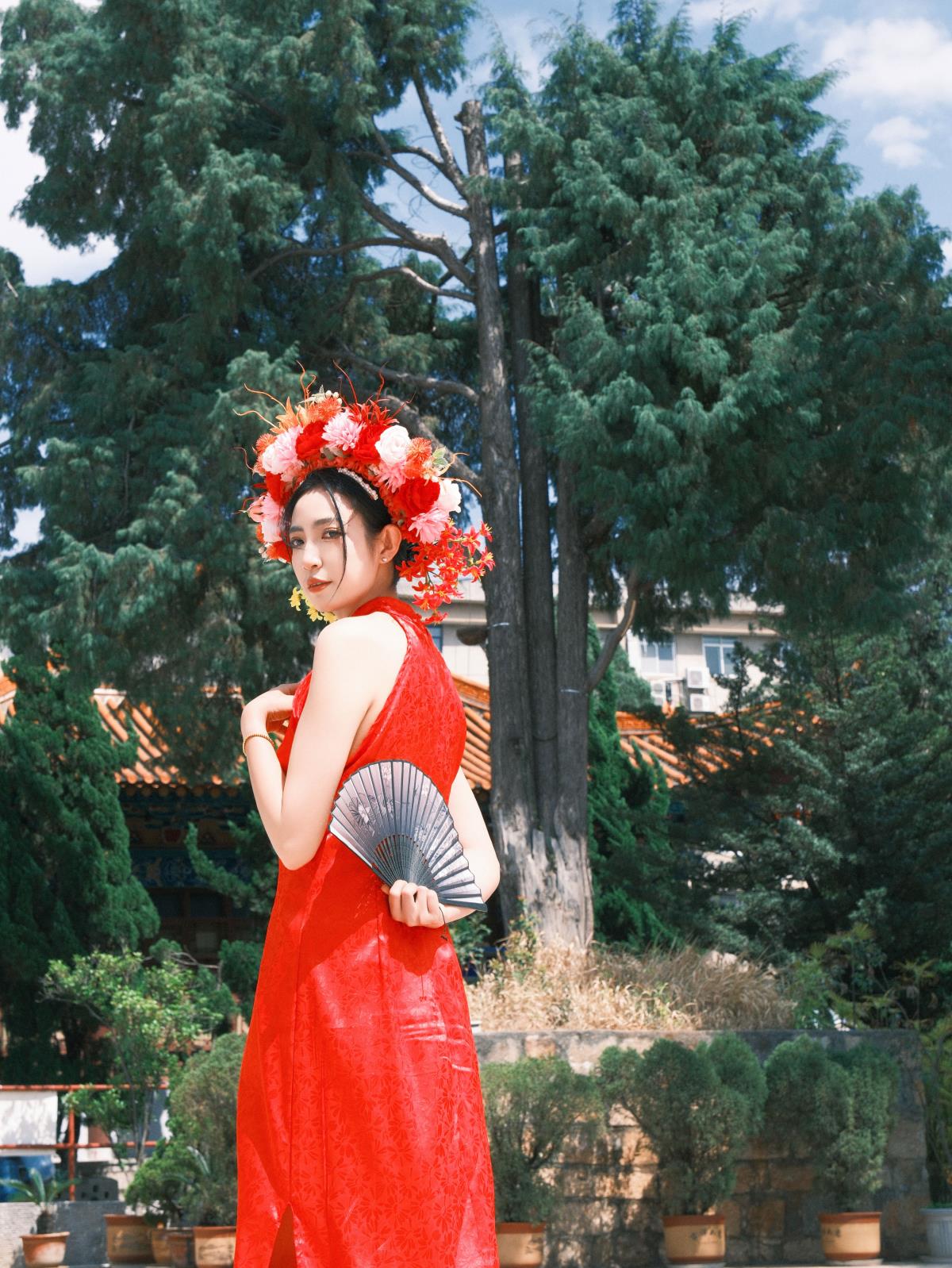 簪花折扇旗袍韵，中式风情入画来