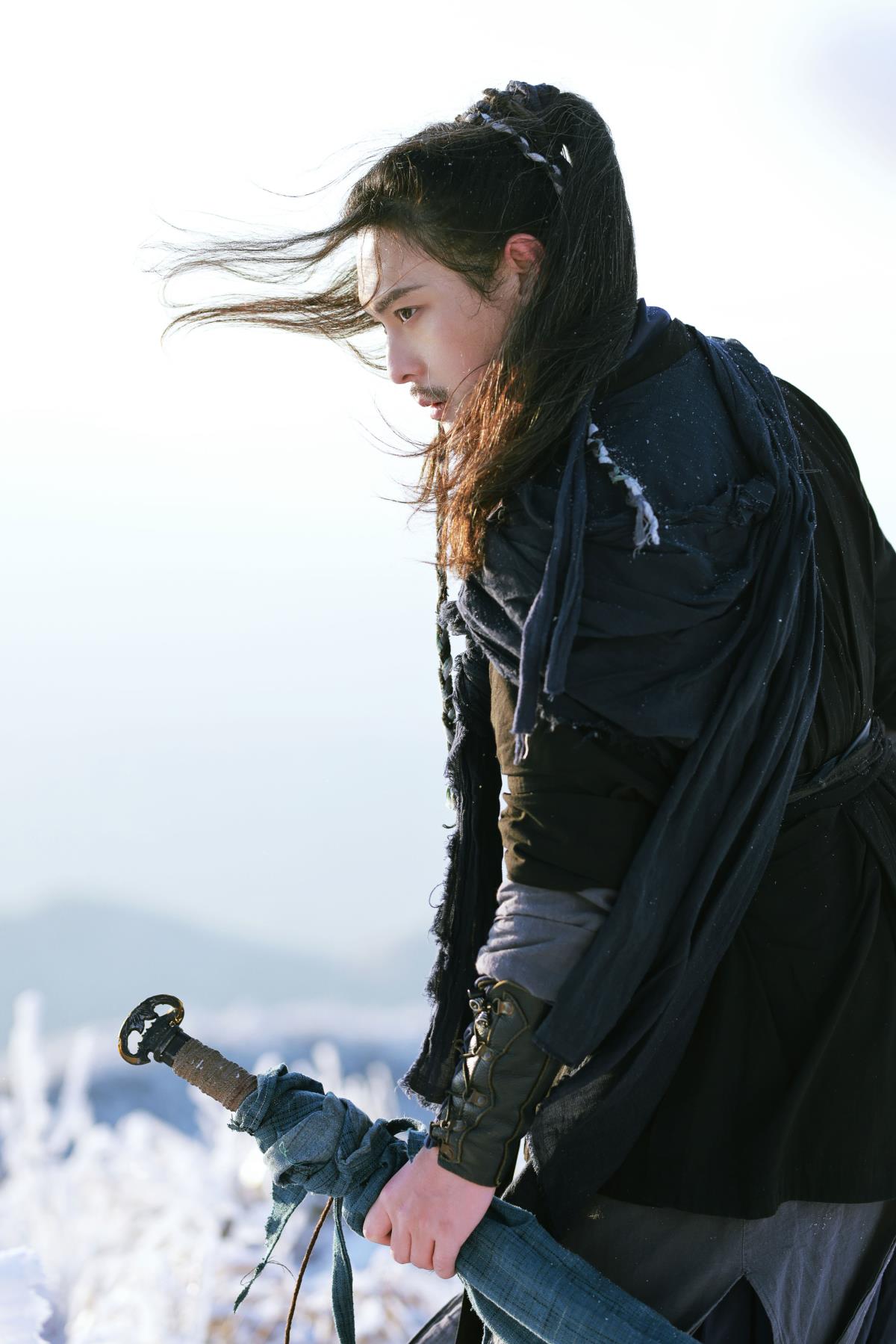 风雪千山，共赴踏歌之约；寒冬情侣，铭记雪中深情