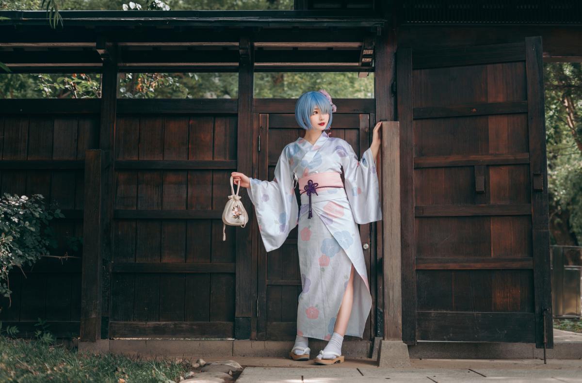 《蕾姆浴衣：和风场景中的梦幻Cosplay》