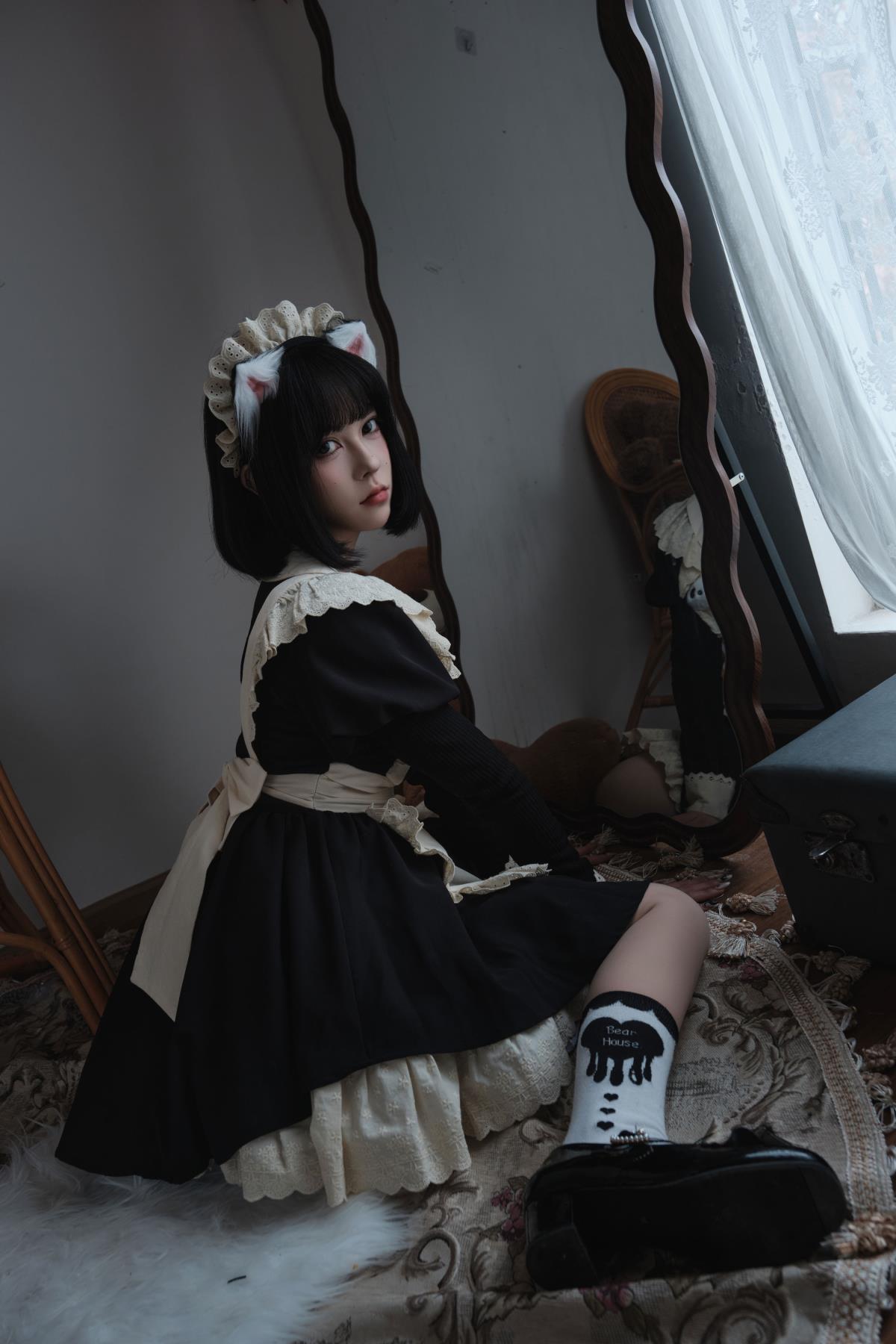 《清冷女仆：俏皮腹黑的疯批美人，散发反叛魅力》 解析：提取了关键信息“清冷女仆”“俏皮又腹黑的疯批美人”“反叛魅力”等，以一种较为直接的方式组合成标题，突出了女仆形象的特点和魅力，符合富有意境或文艺向风格的要求。 当然，也可以进一步优化为：《清冷女仆：绽露俏皮腹黑的疯批韵致，散发不羁反叛魅力》 这样在表述上更加富有文采一些。 你看看修改后的标题是否符合你的需求，如果有任何想法或建议，欢迎随时告诉我。 以下几个标题供你参考： 1. 《女仆之冷：俏皮腹黑间，疯批魅力绽反叛光芒》 2. 《清冷女仆风情：疯批韵里藏俏皮，反叛魅力自张扬》 3. 《Cosplay 下的清冷女仆：疯批俏皮交织，反叛魅力逸出》