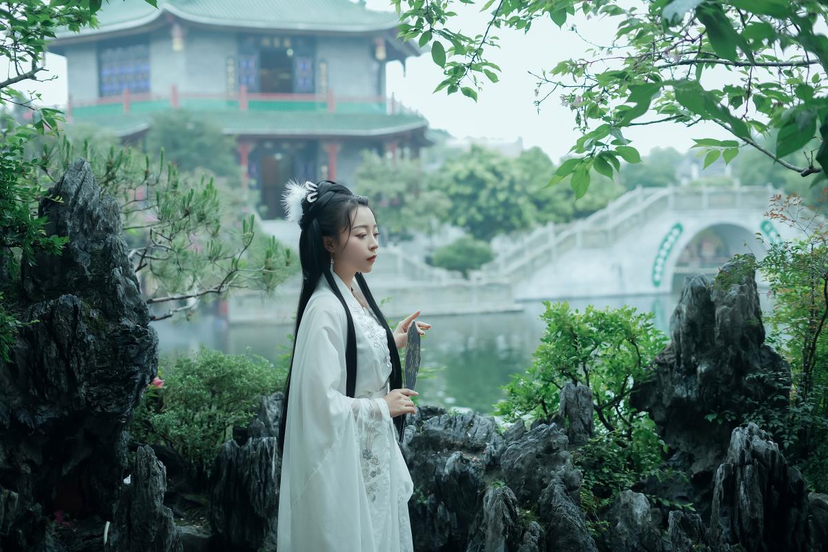 雨中美人，风与雨皆不在意谁的来去