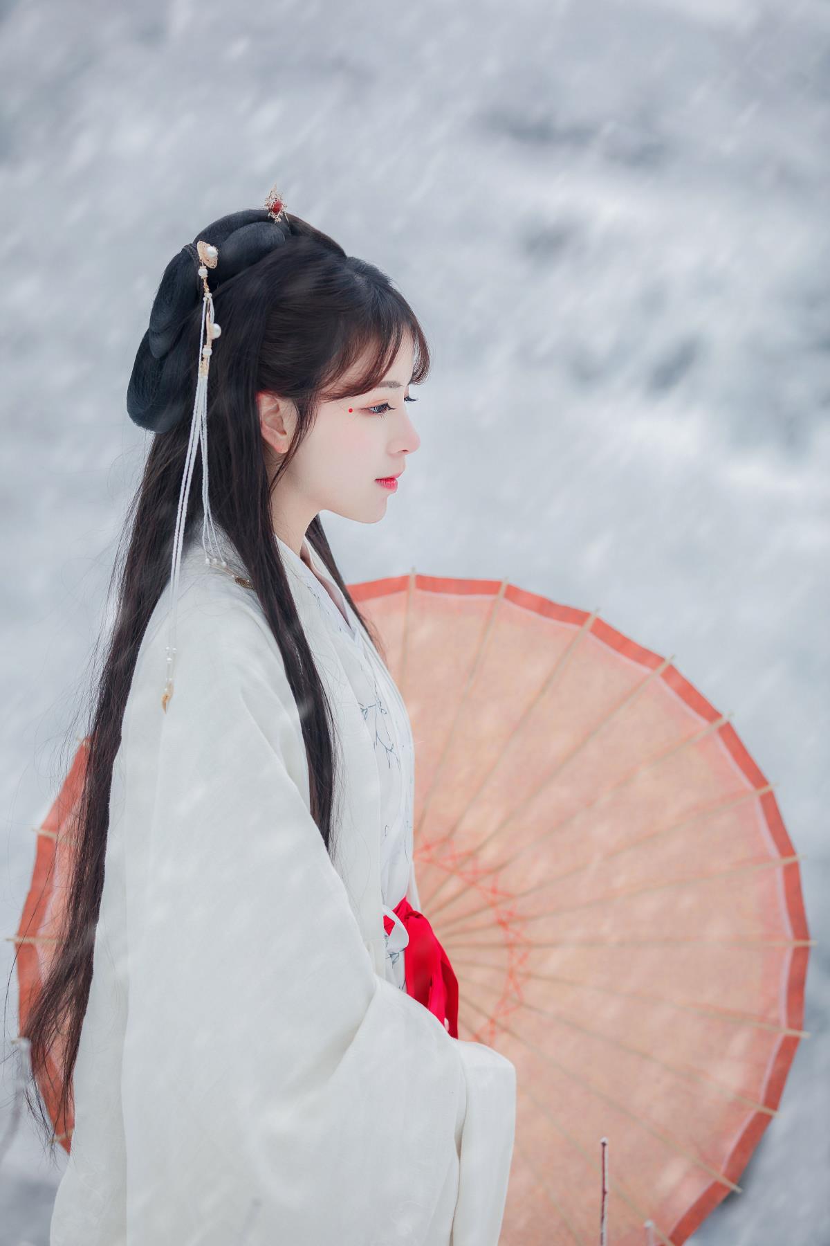 眉间雪，素衣映雪韵古风情长