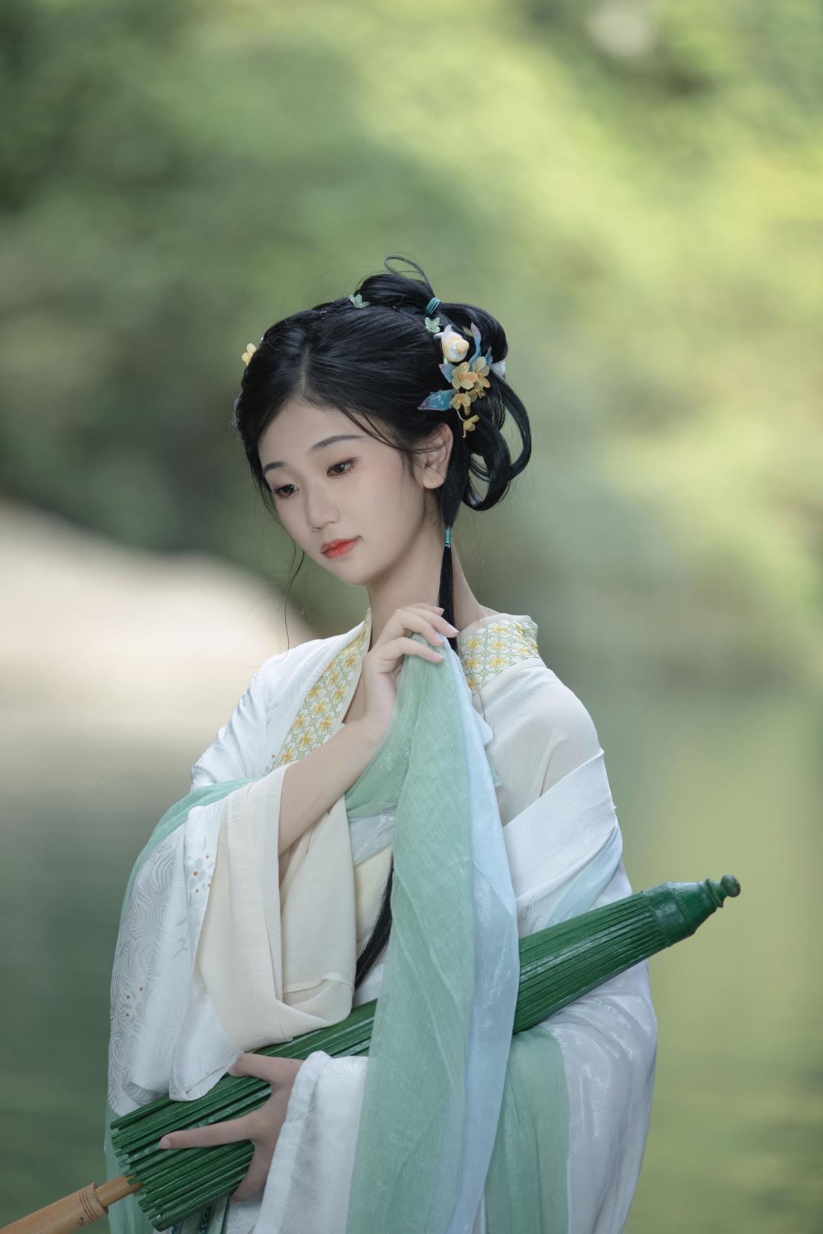 赋水仙：冰弦写怨与岁寒幽梦