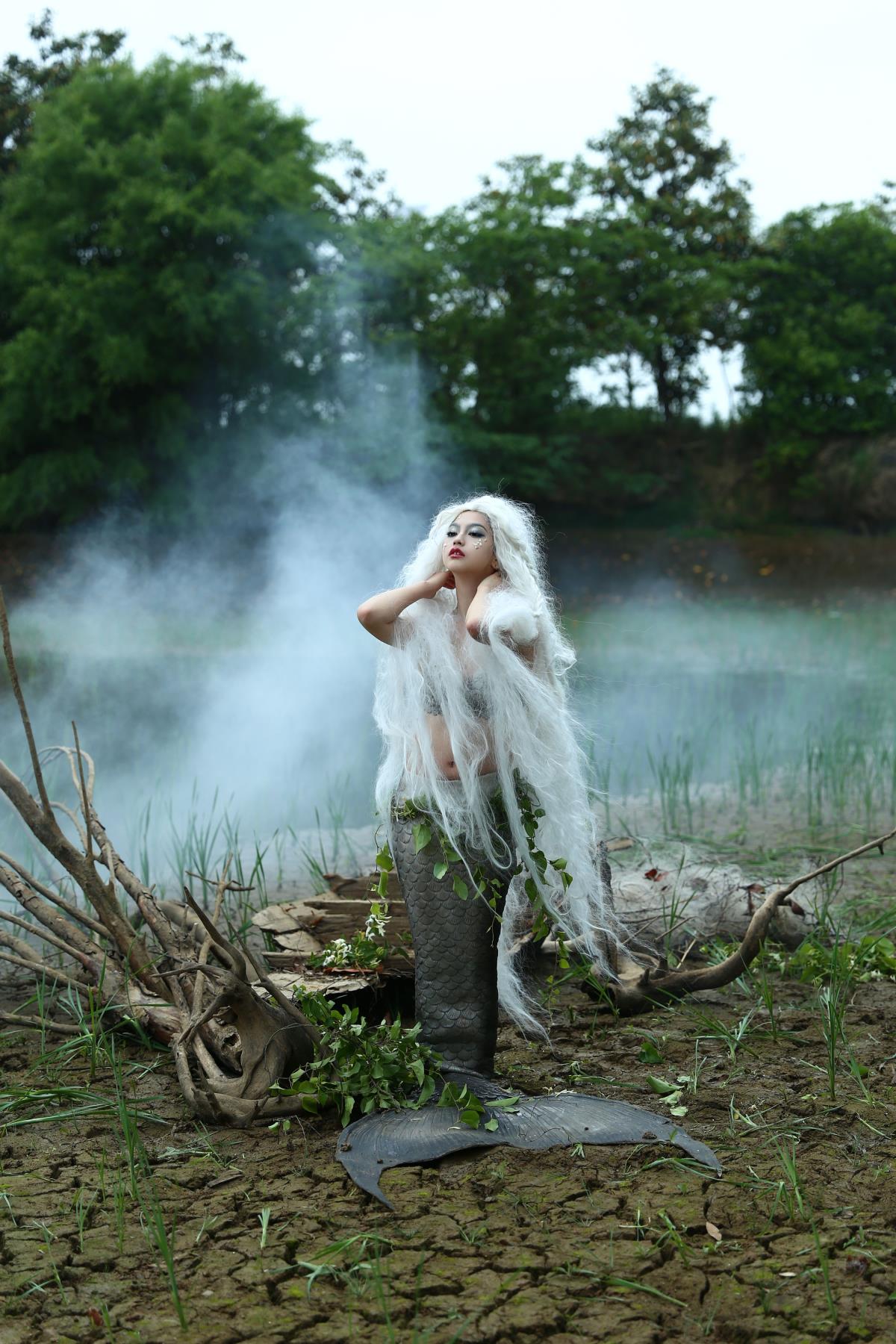 《干涸人鱼：海洋——世界最大臭水沟，家园渐毁，生存之地日蹙》 可生成的文艺标题： 1. 《干涸人鱼之殇：海洋沦为巨壑，家园消逝，游弋渐艰》 2. 《干涸人鱼的悲叹：海洋成秽流渊薮，家园倾颓，栖身愈稀》 3. 《干涸人鱼泣诉：海洋化作巨型臭沟，家园崩毁，生路日窄》