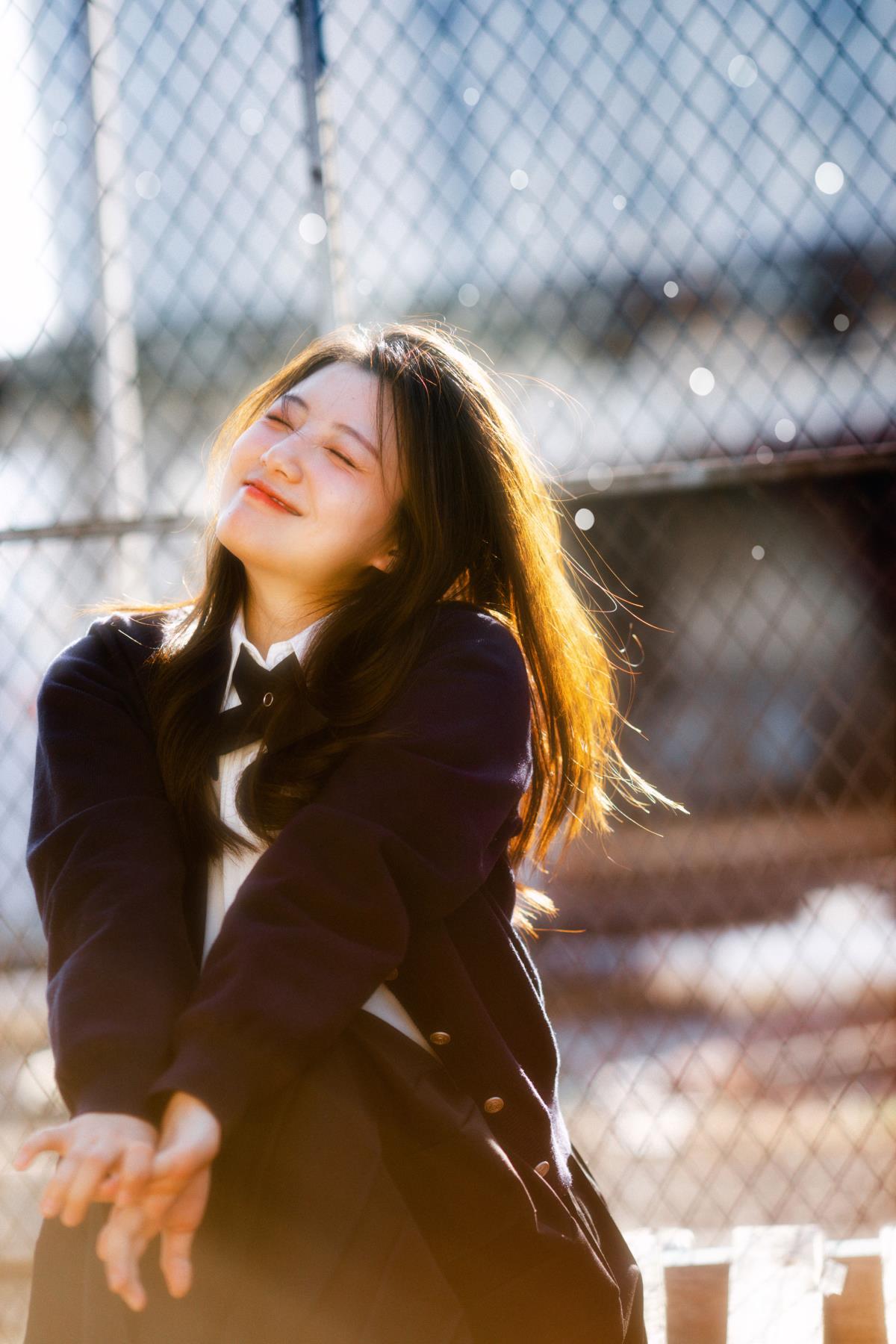 《JK 少女：光影下的青春笑颜，摘悬崖樱桃的倔强》