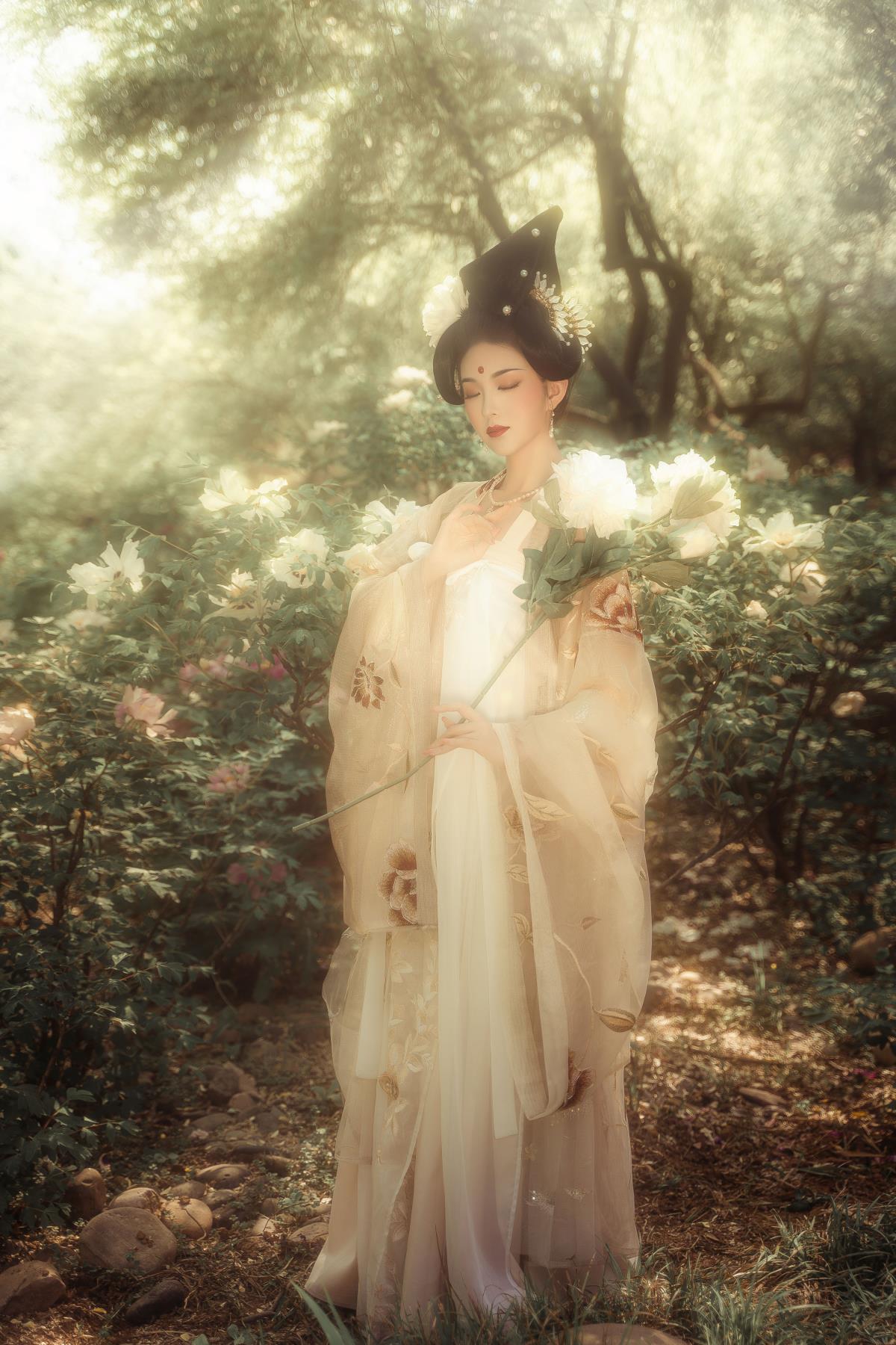 《花想容，云想衣裳，古风树林间的诗意邂逅》