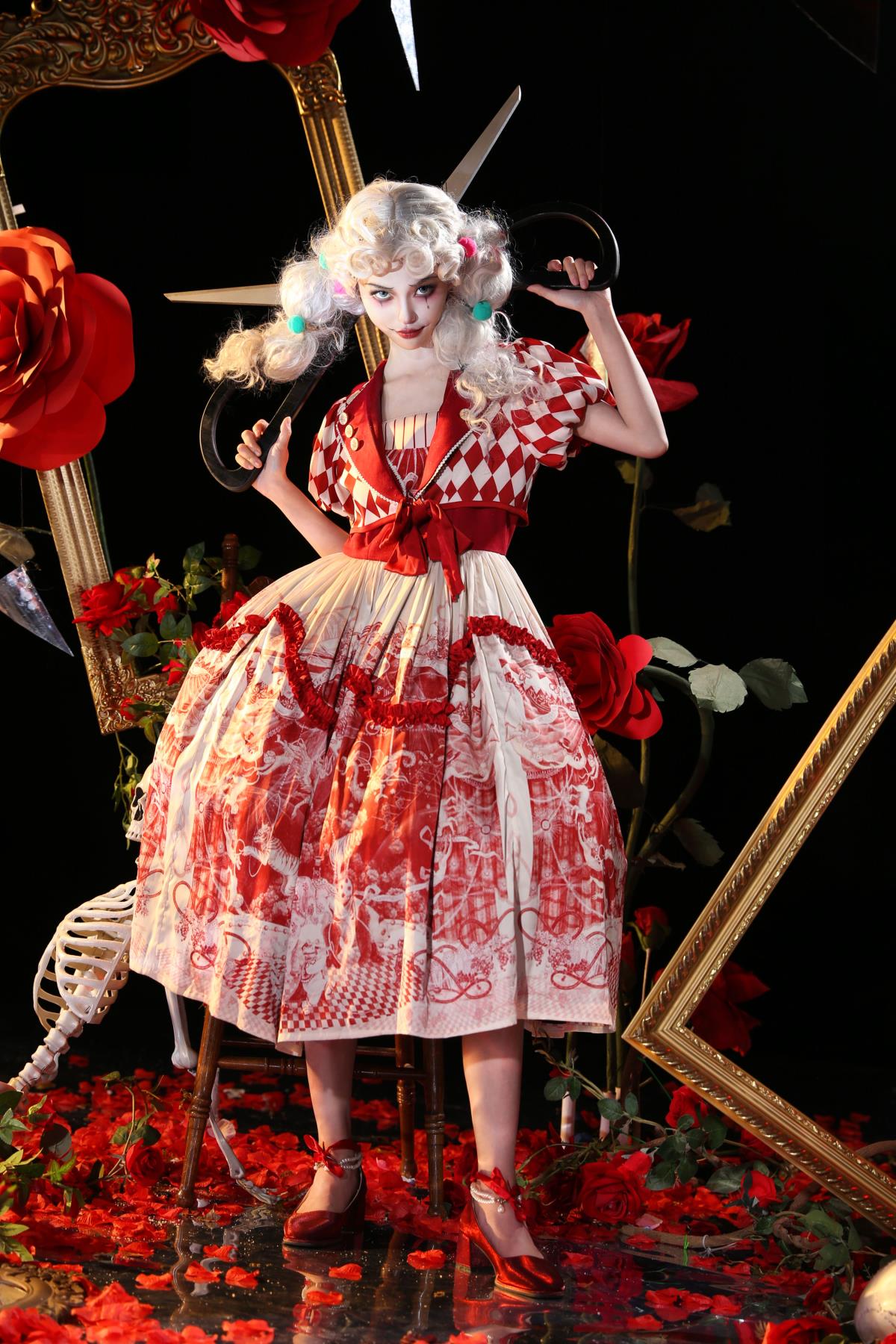 《与荆棘玫瑰相伴的童话小丑》 解析：原句中有“童话小丑”“荆棘的玫瑰”等关键元素，将其组合并稍作调整，形成一个具有文艺感和意境的标题，展现出一种孤独又带有些许奇幻色彩的氛围。