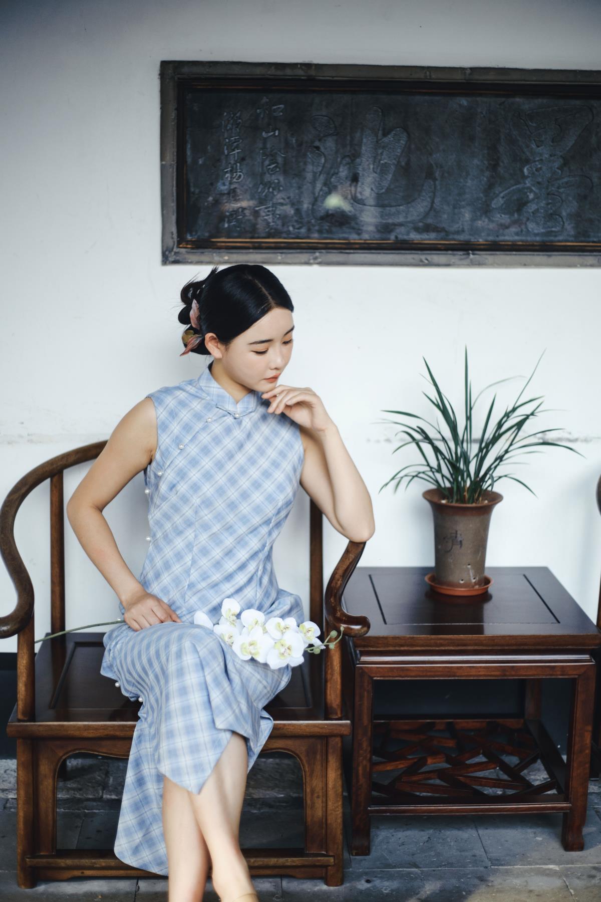 《旗袍韵里，寻王羲之故里兰亭的江南园林梦》 或 《会稽山阴兰亭畔，旗袍摇曳江南情》 或 《兰亭雅韵，旗袍映画会稽山阴》