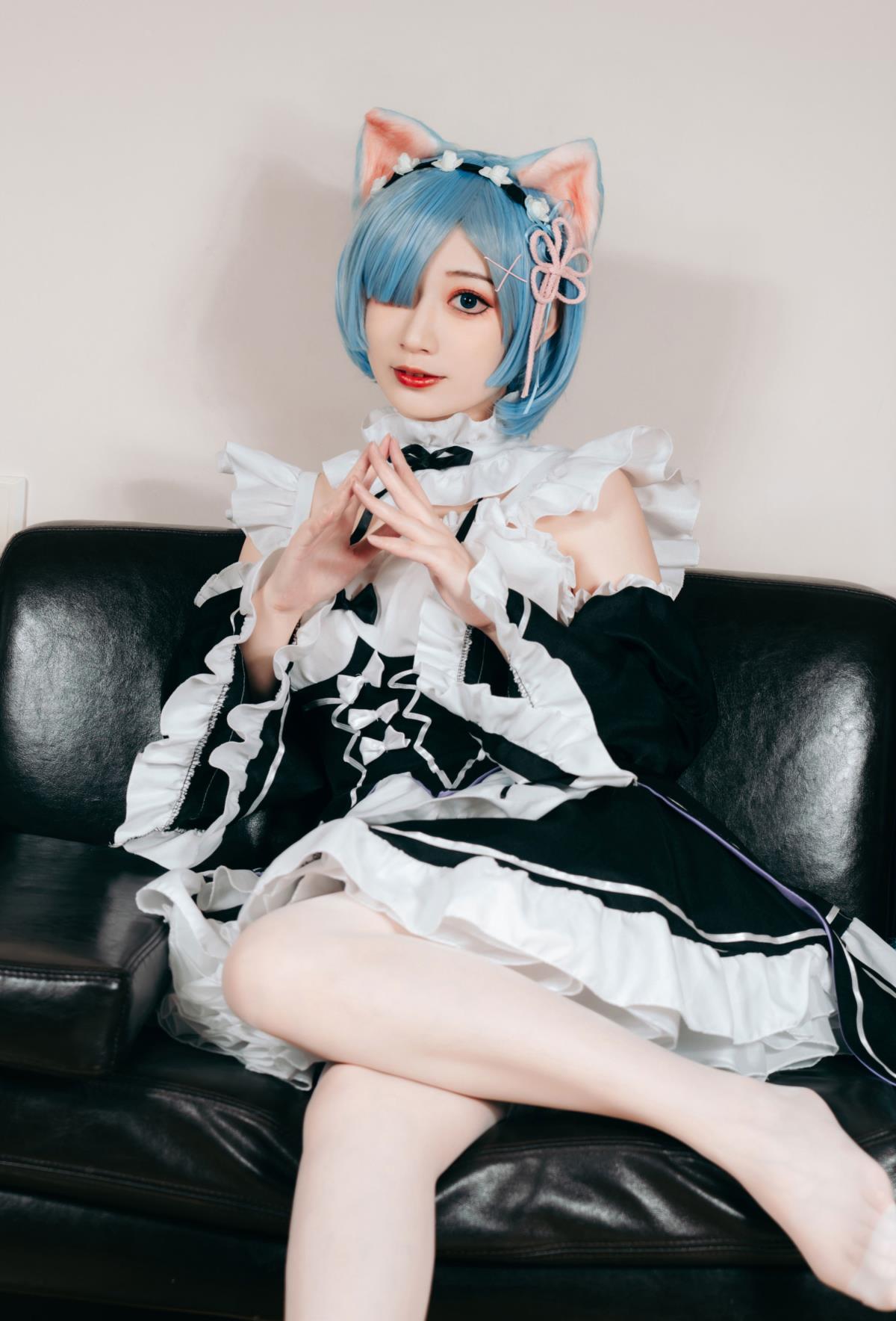 《蕾姆猫耳萌姿：动漫主角蕾姆的别样cosplay风情》