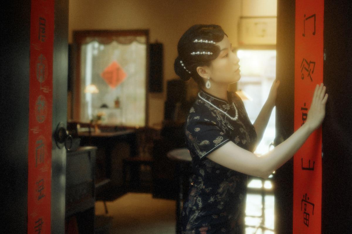 《未央时光：复古旗袍与胶片定格的高雅之境》