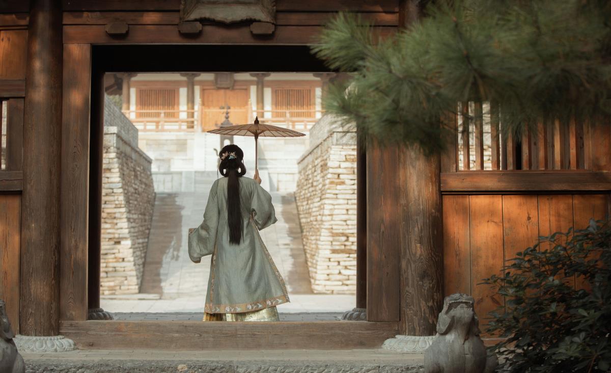 《贪念人间烟火，叹芸芸众生中的一抹伤感思念》 《于芸芸众生里，怀揣贪念，静品人间烟火与那一抹古典伤感思念》 《贪念人间烟火味，藏于芸芸众生间的古典伤感思念》