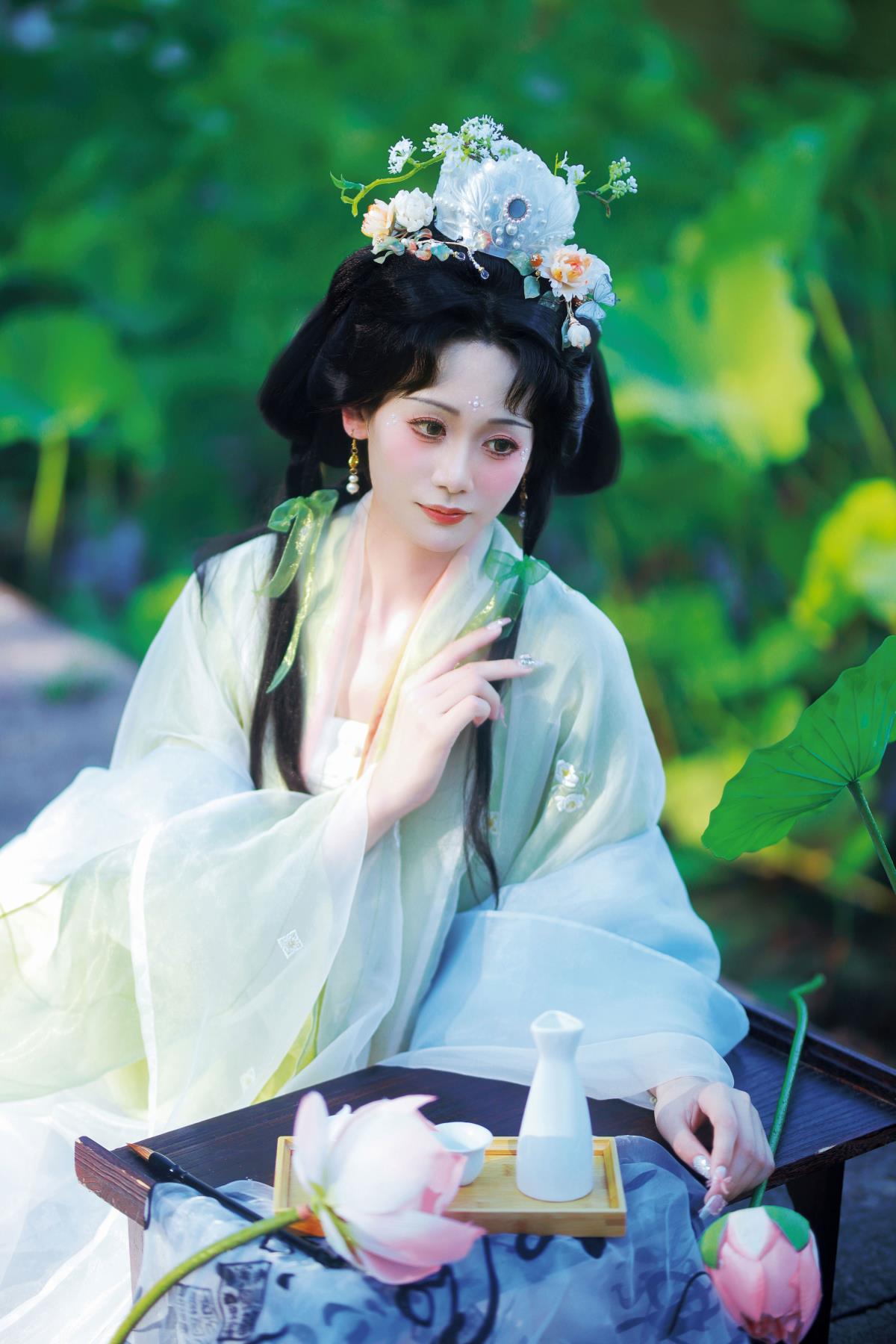 《荷塘月色下的宋制汉服夏日古风写真》
