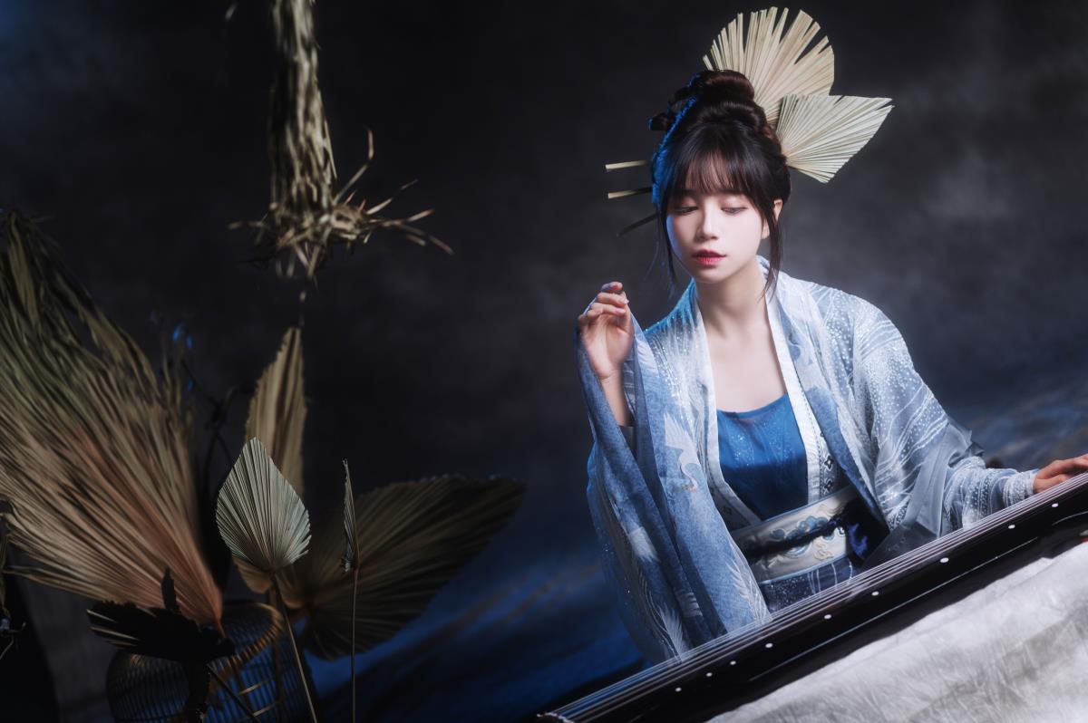 枯意汉服写真：情绪与画意交织的意境之美