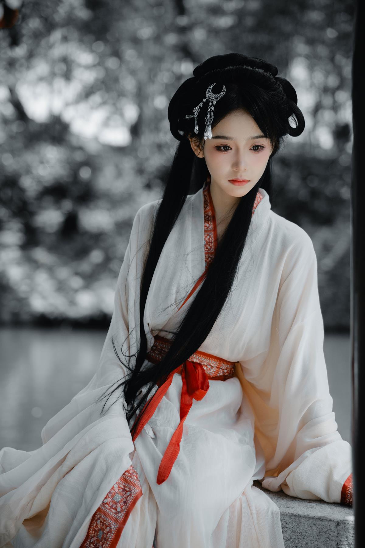 千年风拂战国袍，梦回千古听悲风