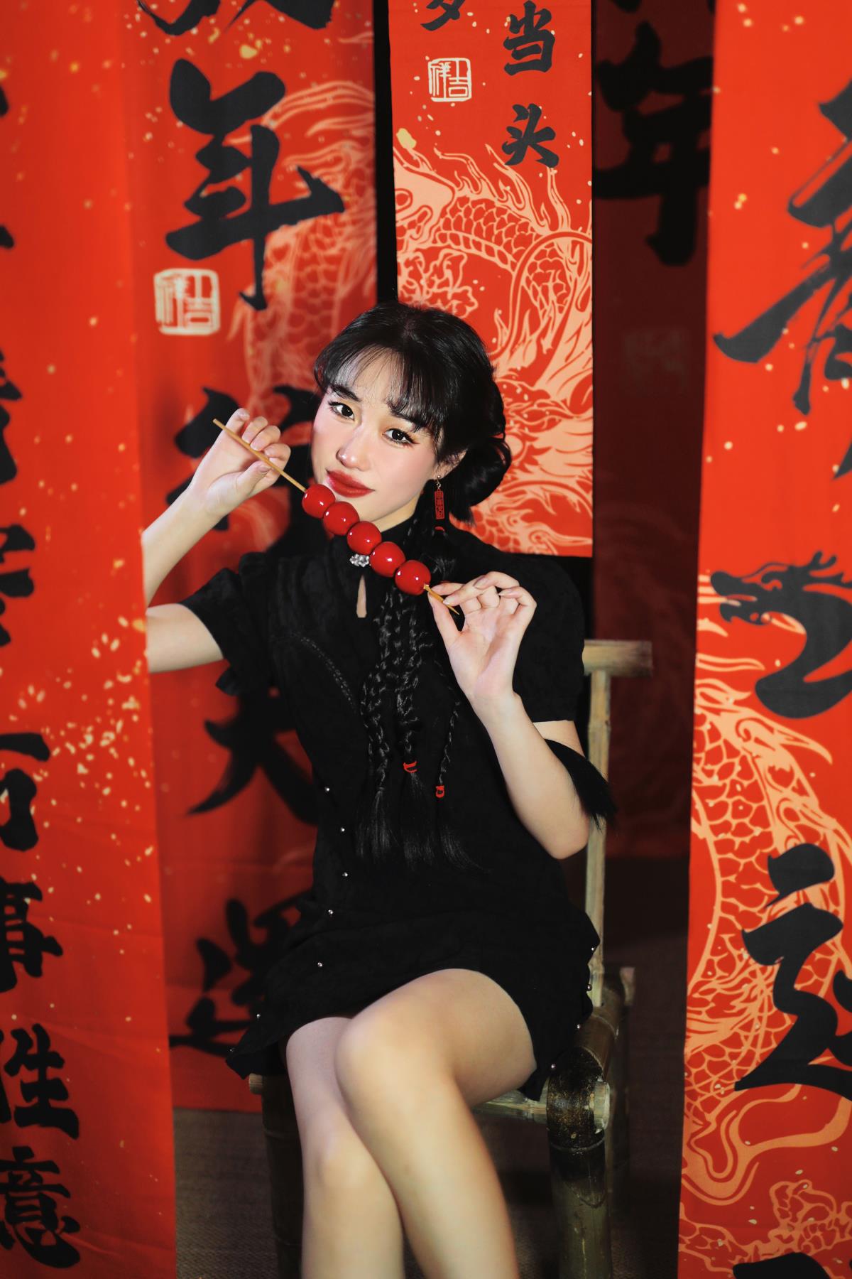 祥龙献瑞时，旗袍着身共赴龙年欢 潜龙腾跃处，一袭红袍尽赏人间春 龙年旗袍韵，红色盛装迎四季欢歌