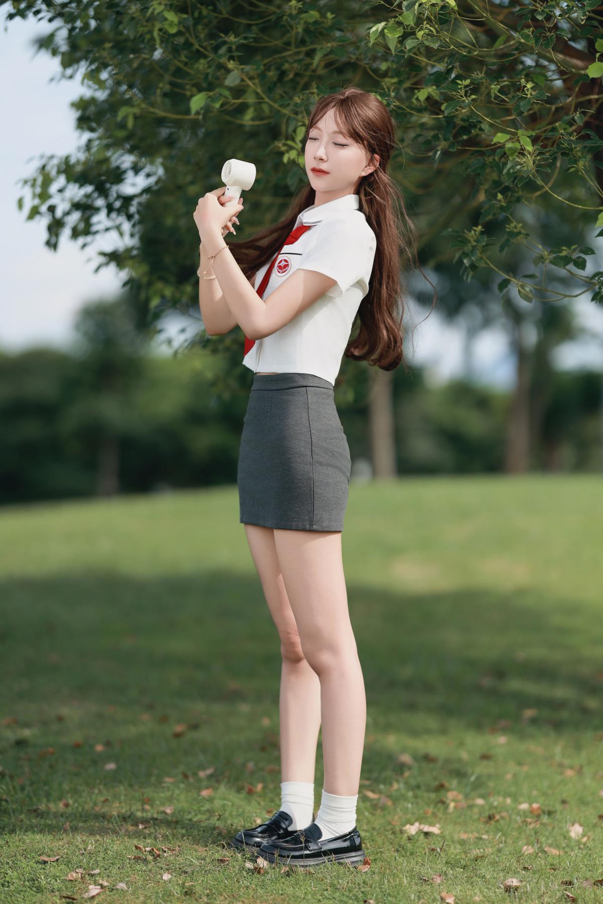 《JK 少女：韩系光影下的青春逐梦》 解析：“JK”明确了主题元素，“少女”点明主体，“韩系”限定风格，“青春逐梦”既体现了青春活力与对梦想的追求，整体富有文艺感和意境，符合标题要求。