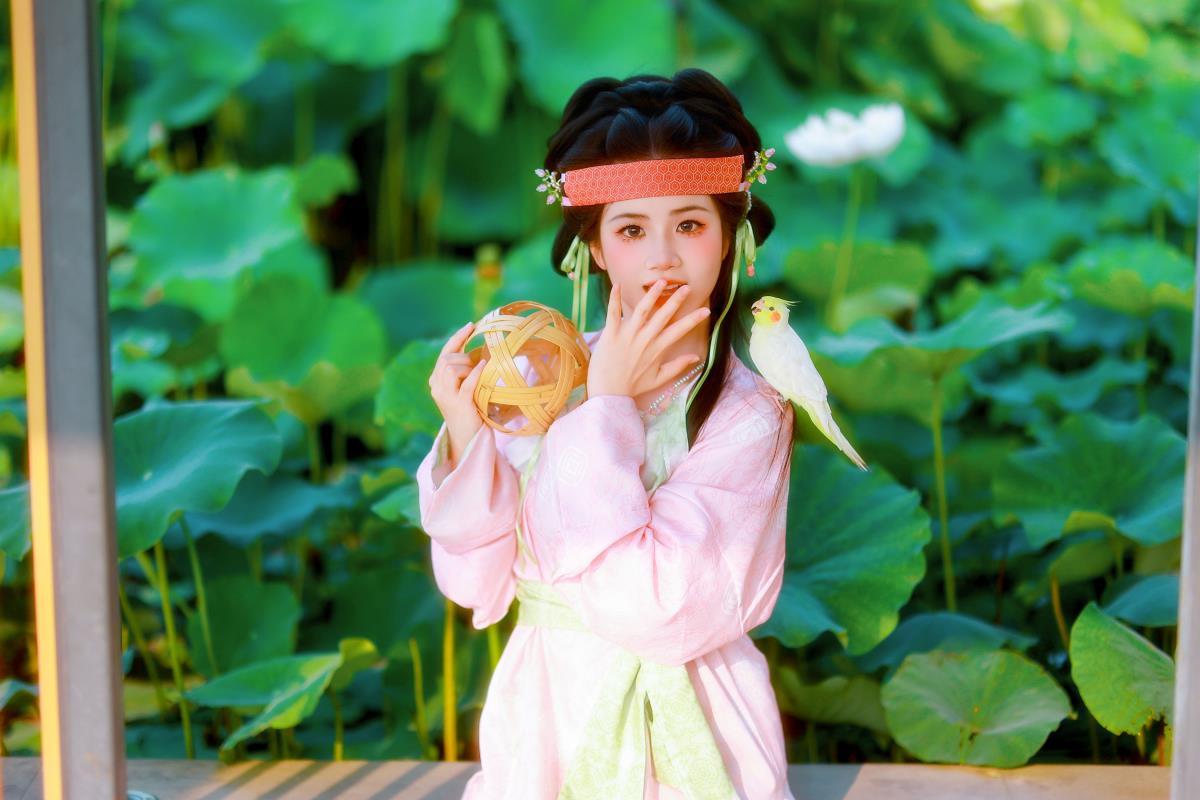 《蹴鞠少女：二月天里的婵娟风姿，汉服古韵中的灵动画卷》 （此标题在保留关键信息基础上，通过描述展现出整体意境，你可根据实际需求调整，若有其他要求欢迎继续向我提问） 或者 《古风少女蹴鞠时：汗沾粉面若花含露，尘扑蛾眉似柳带烟，尽显汉服之美》