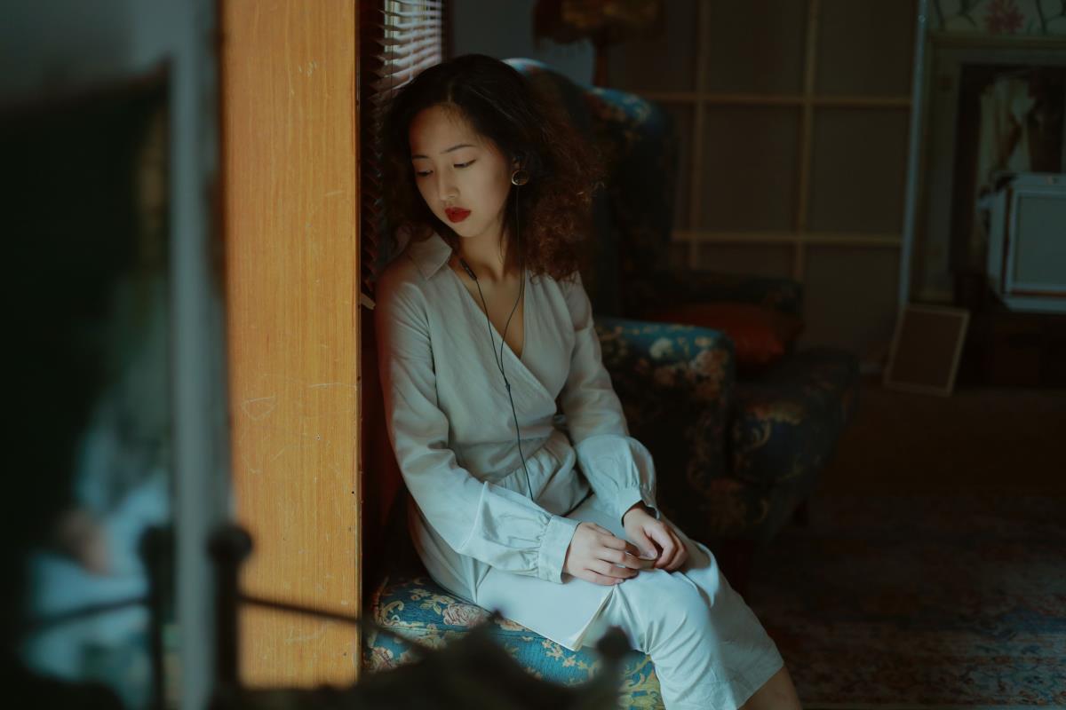 《听，那呼吸里的伤与耳畔的爱》 解析：原内容中提到“听到你呼吸里的伤，听到爱在耳畔发烫”，提取这两个关键元素组成标题，既保留了情感的表达，又具有一定的意境。