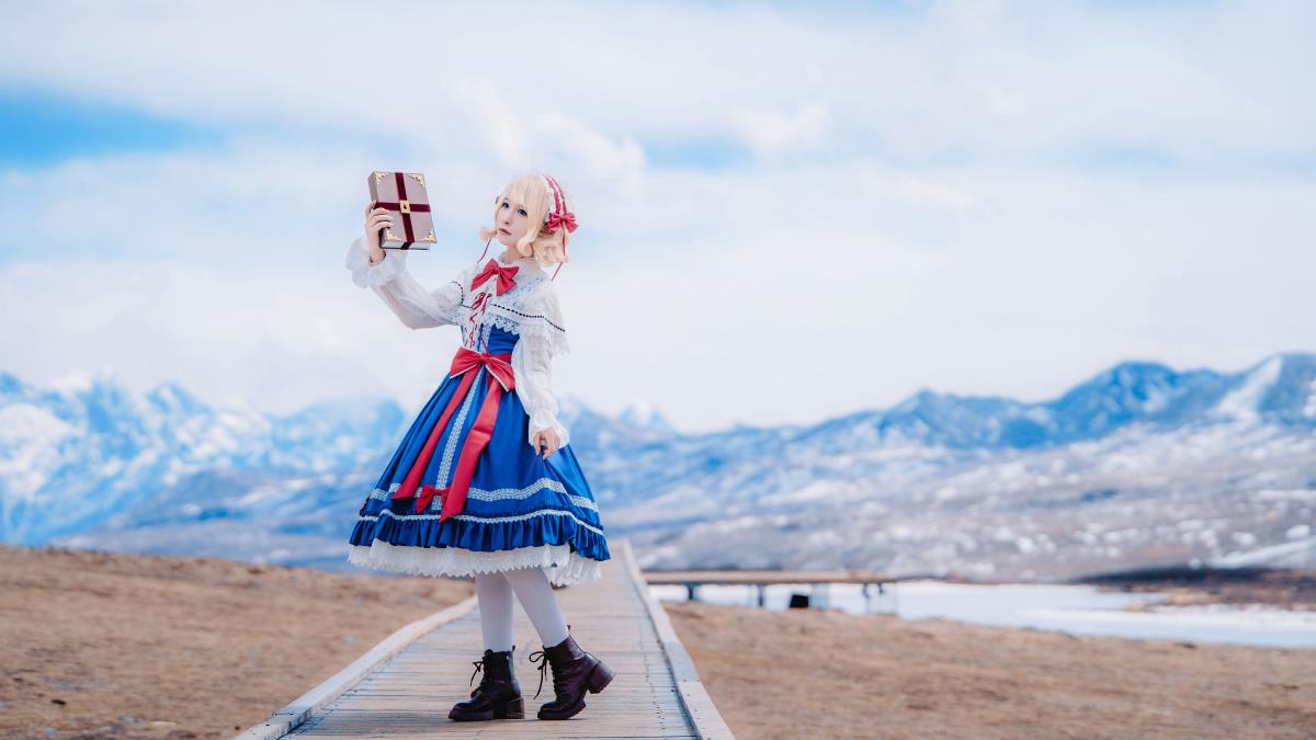 雪山中的七色人偶使——爱丽丝的洛丽塔Cosplay之美