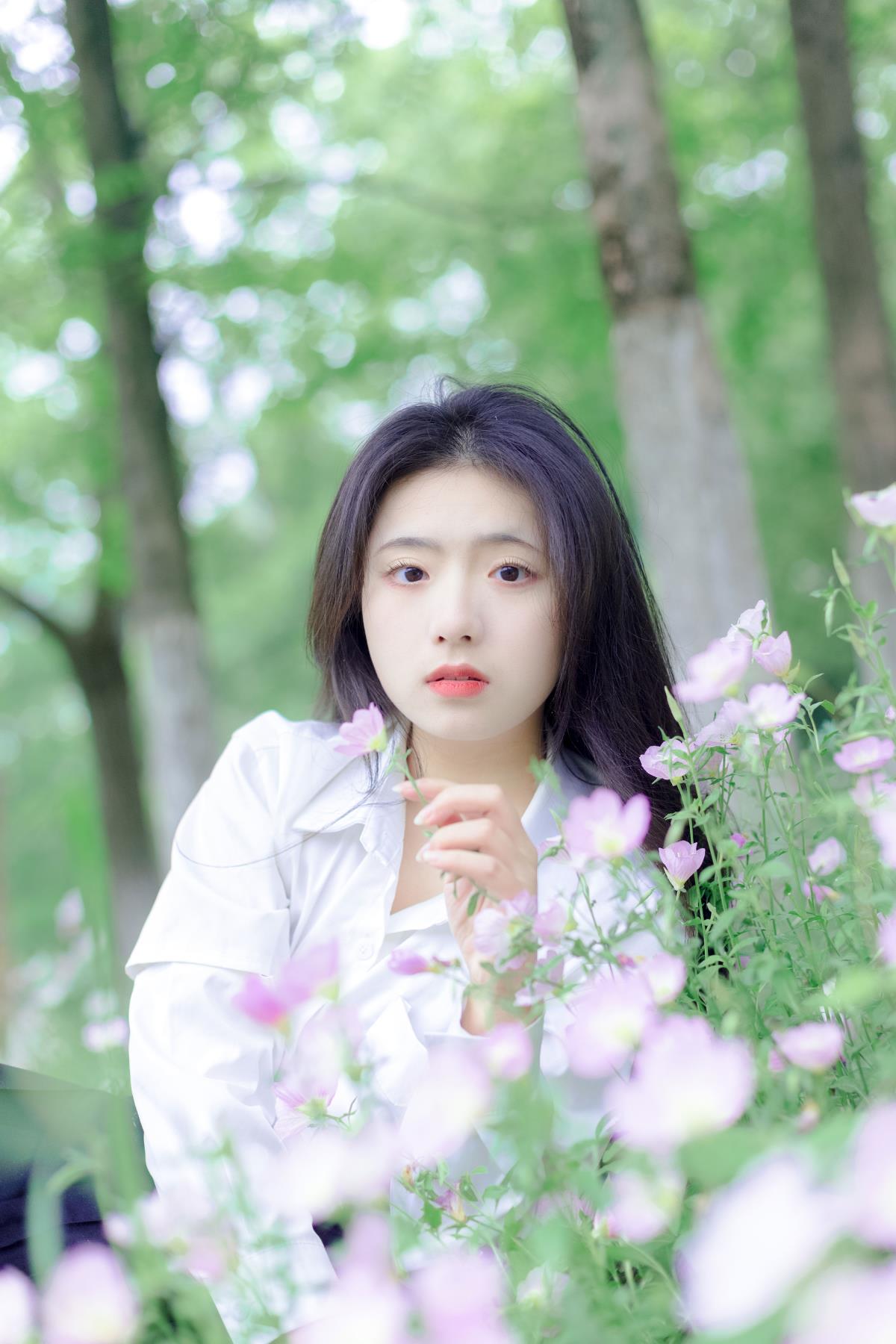 与你漫步在繁花铺就的林间小径，裙摆轻拂露水与花粉