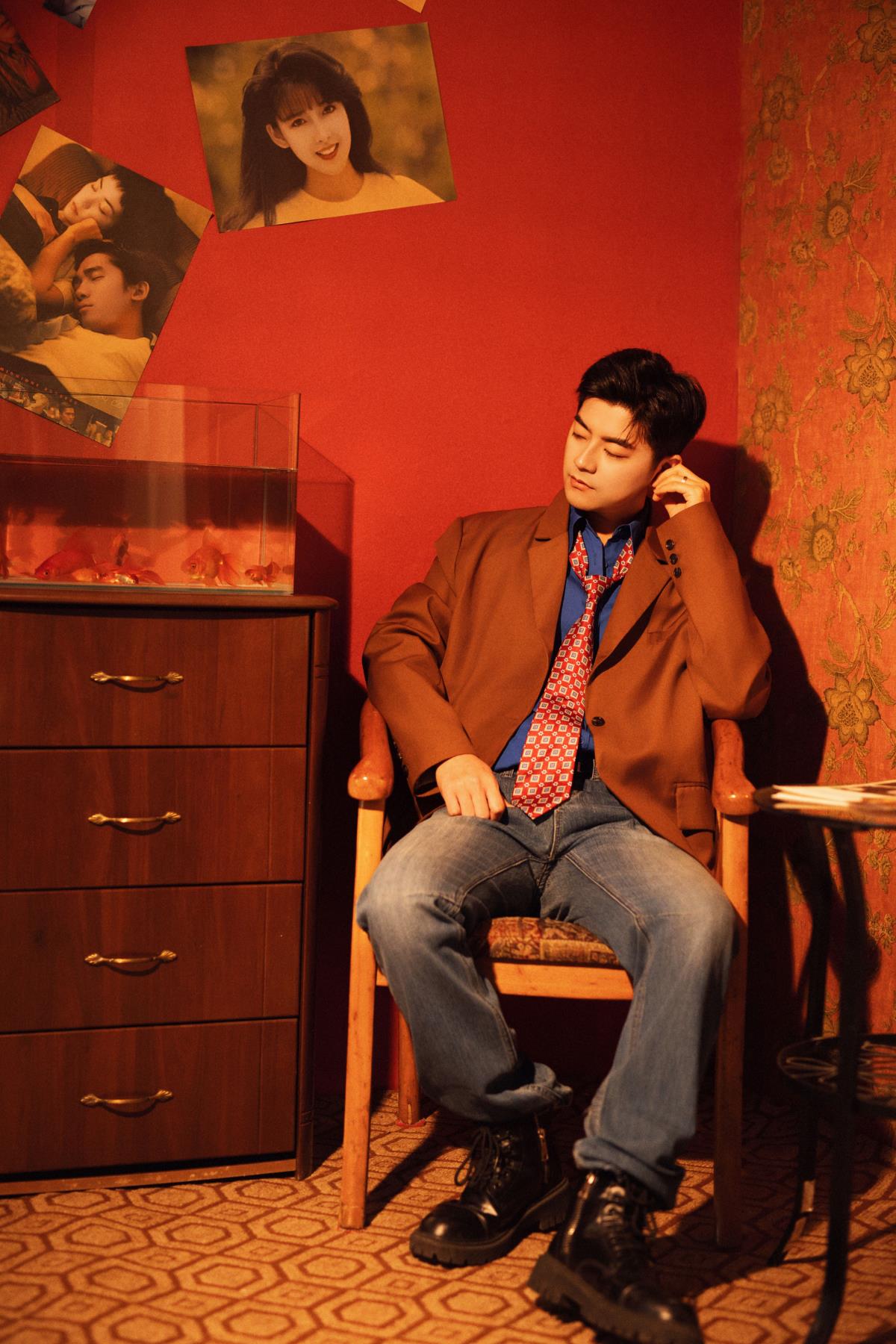 《红屋浴缸畔，港风少年颜》