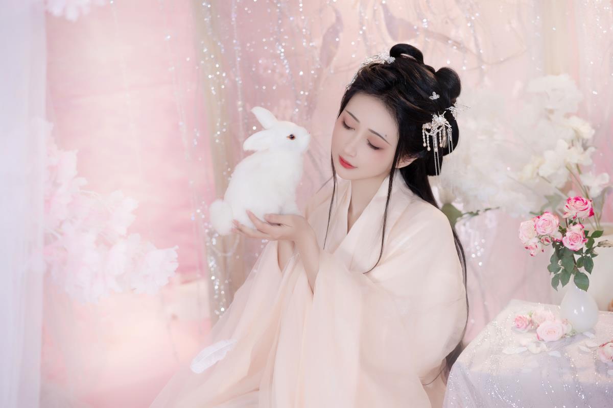 白茶清欢处，等风也等你；苦酒折柳时，无你亦无月