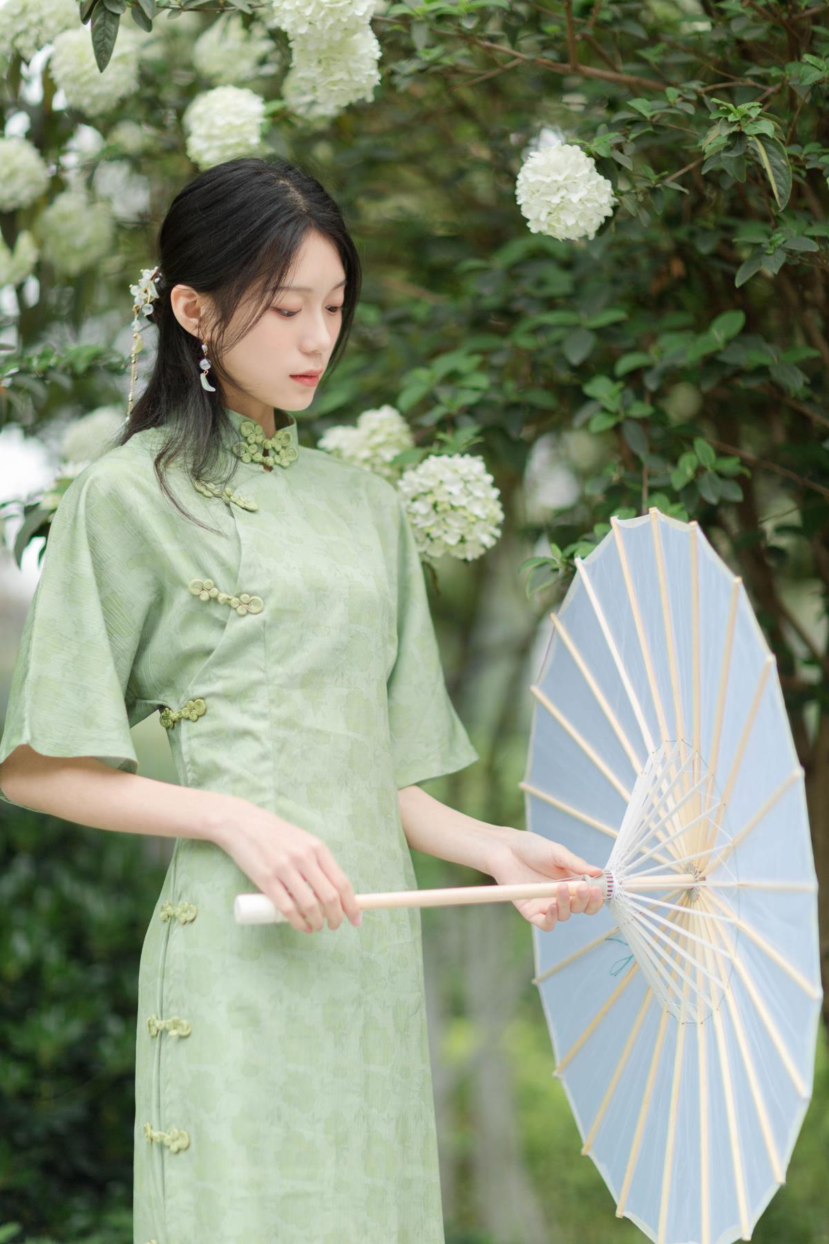 《人间四月天里的旗袍美人》 解析：原句中“人间四月”“旗袍”“美人”等元素组合在一起，能营造出一种富有诗意和美感的氛围，很符合文艺向风格，所以生成这样一个标题。