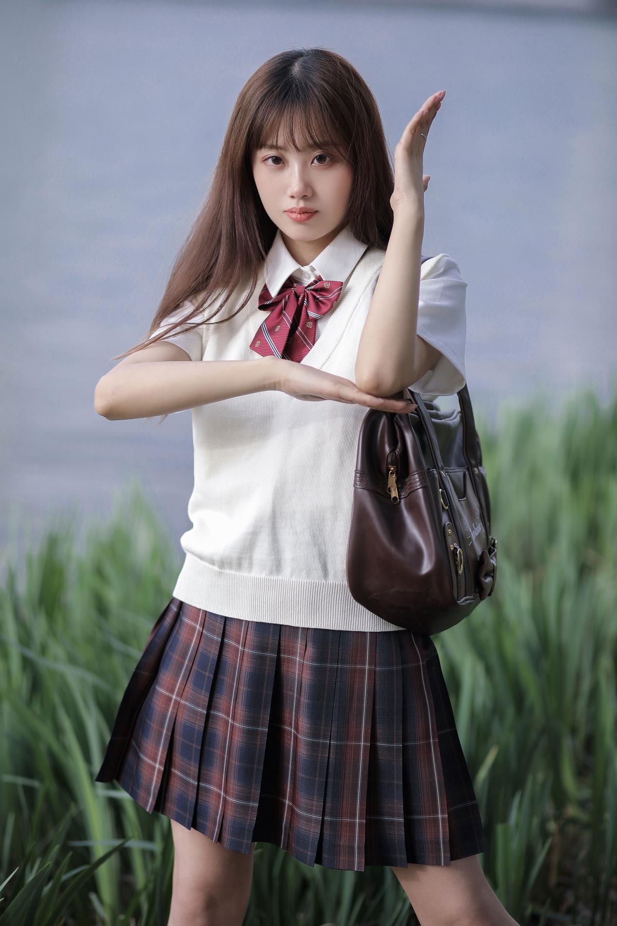 《春遇·邂逅可爱唯美的少女》 解析：将提取的关键信息“春天”“偶遇”“可爱”“唯美”“少女”进行组合，形成一个富有画面感和文艺气息的标题，展现出在春天遇到可爱唯美少女的情境。