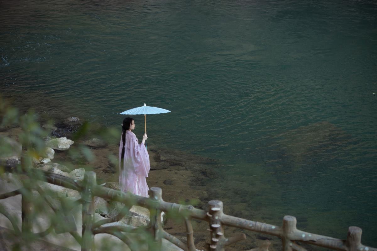 情知当时错，红泪垂春风 情知此后无计，强说欢期 古风汉服美人，错中情思泪垂 情知错时，红泪与春风交织的凄美 情知无计，强说欢期的古风情思