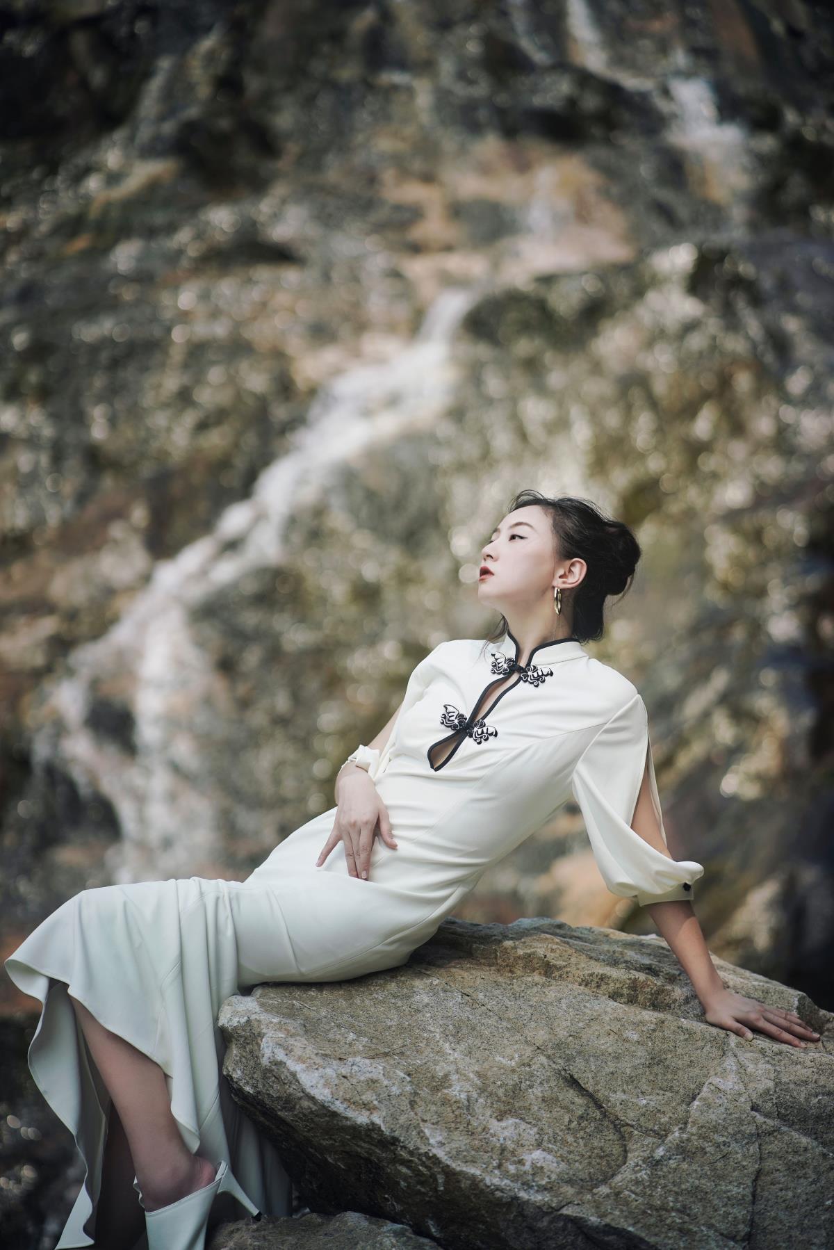 《飘绢流白间，旗袍邂逅山林，尽显伊人与自然之美》