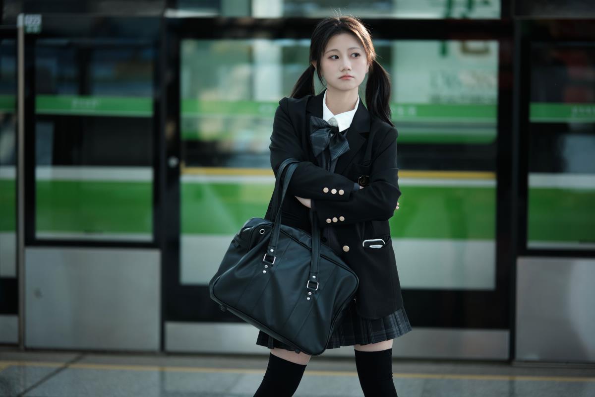地铁女高：寻得专属频道，畅享随性自由时光 听心曲，沐晚风，观夕阳，邂逅JK美少女的青春马尾时光