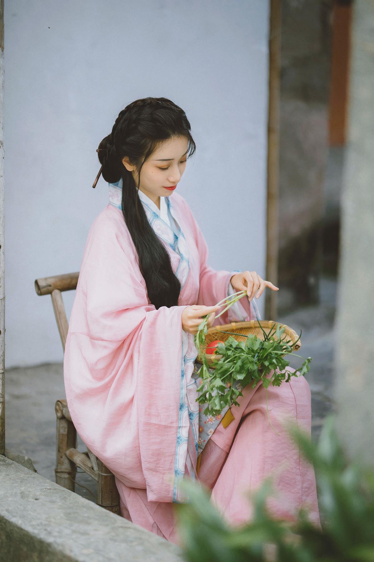 布衣菜饭田园梦：画绣持酒度此生