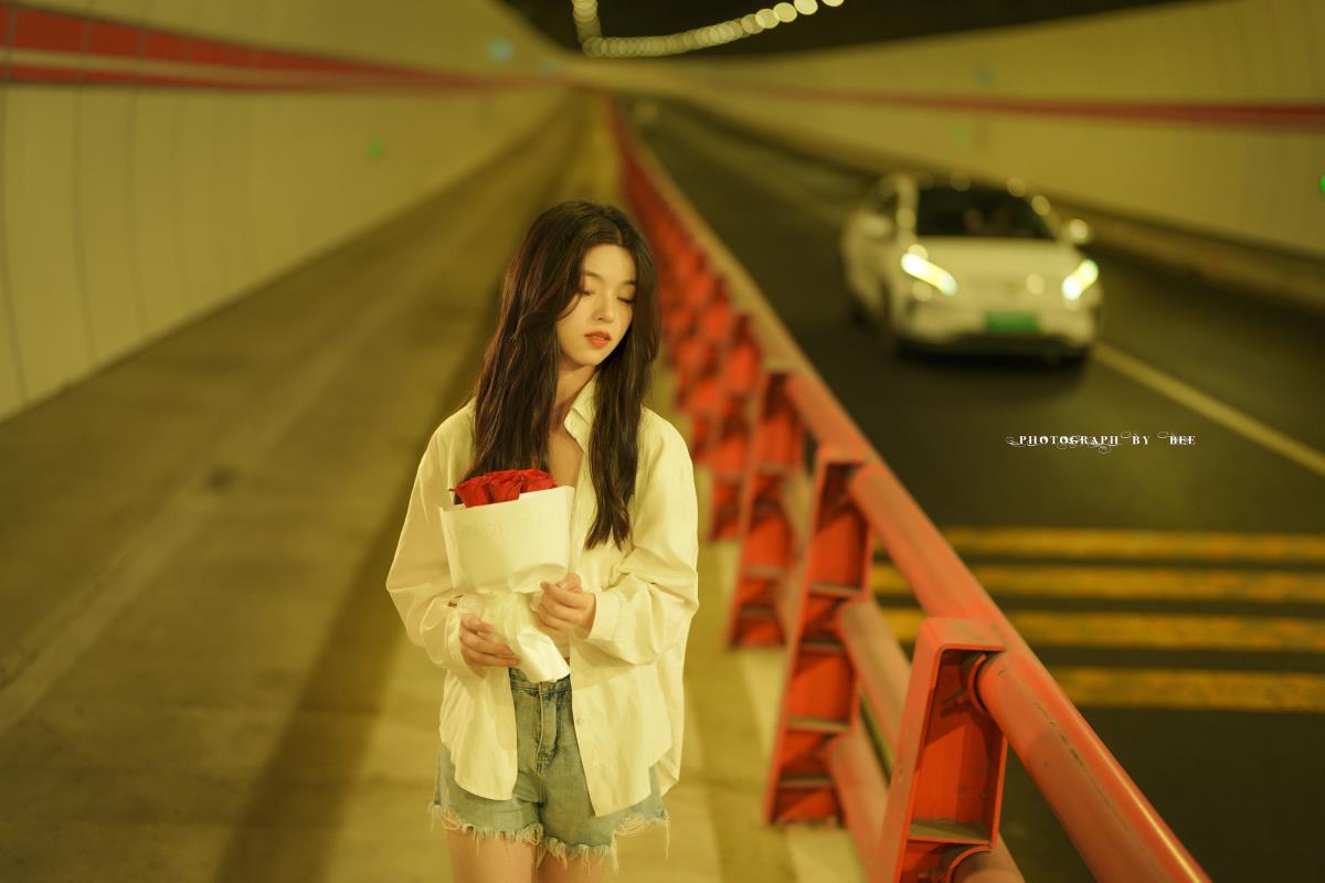 《隧道港风：杨琳，对面等你的人，让过马路由此不难》 或者 《港风隧道情：杨琳，谁在对面等你，过马路由此有了别样意义》 又或者 《隧道邂逅港风杨琳：对面等你的人，赋予过马路不一样的诗意》