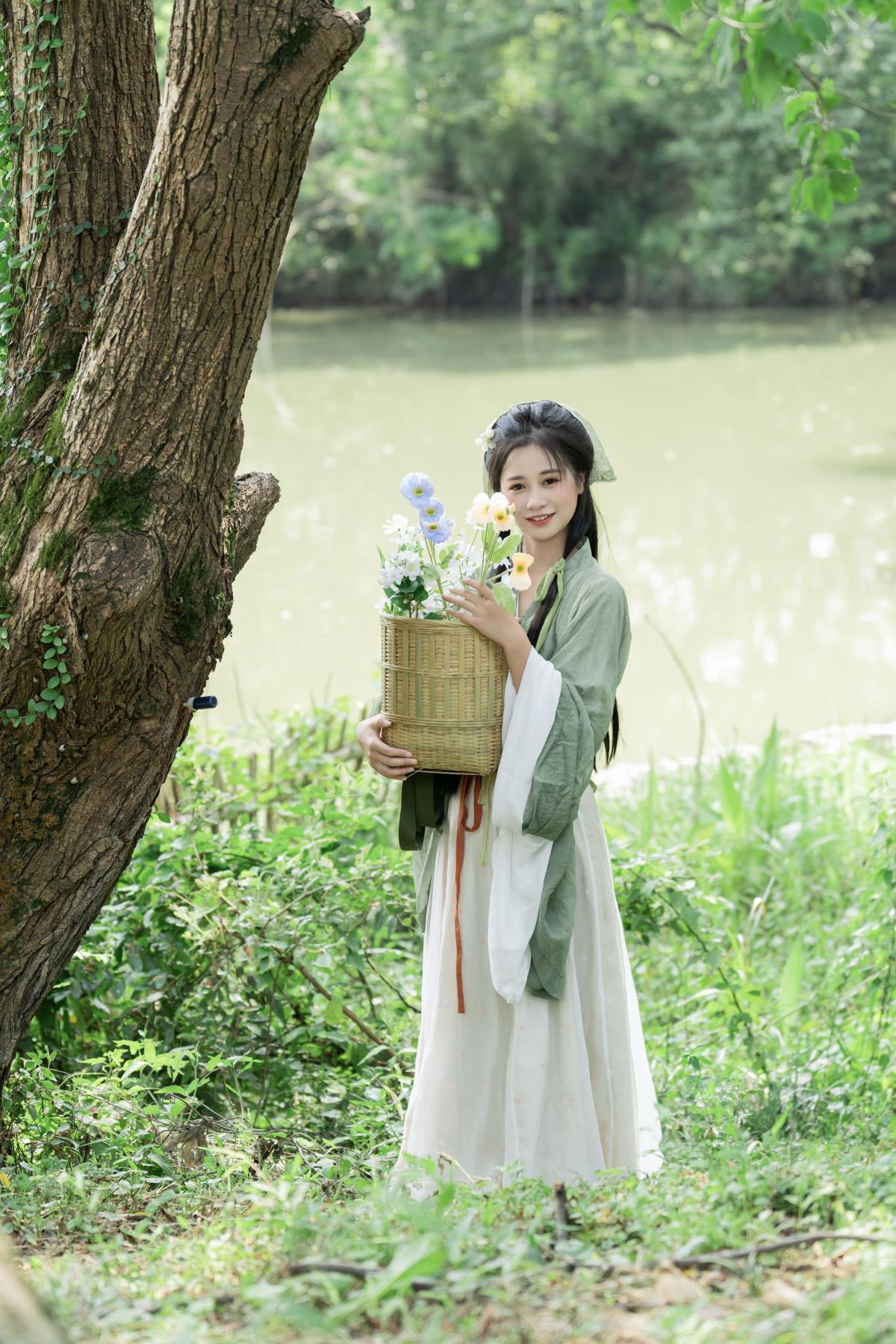 田园间，可爱古风姑娘的惬意时光