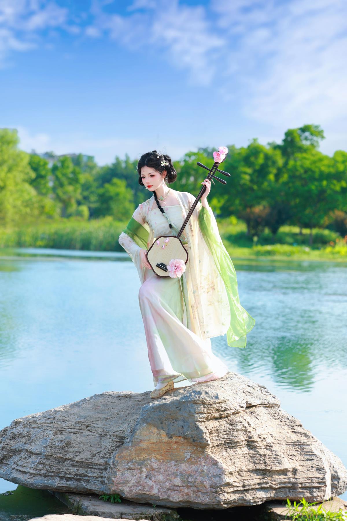 水云间：行至水穷，坐看云起，邂逅林叟谈笑忘归期，古风姑娘着汉服漫步其间