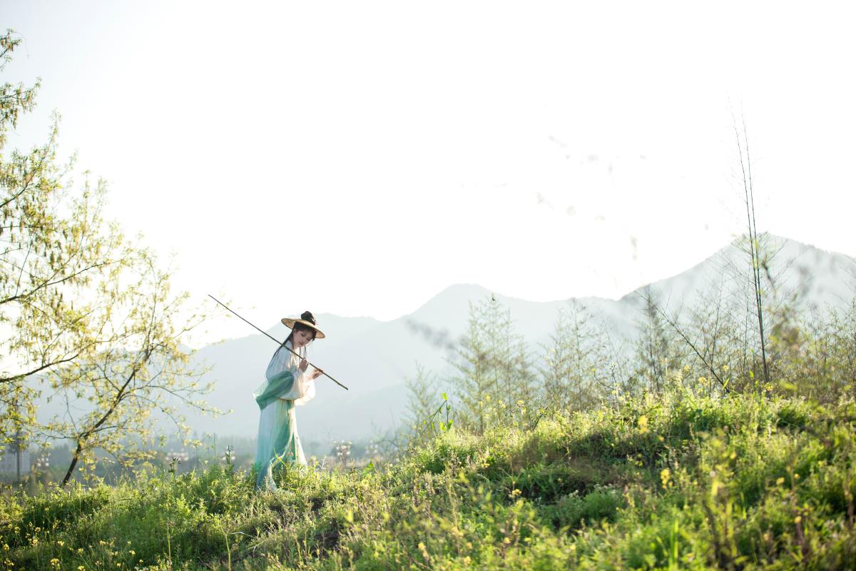 荷锄拾穗间，邂逅古风意境花海