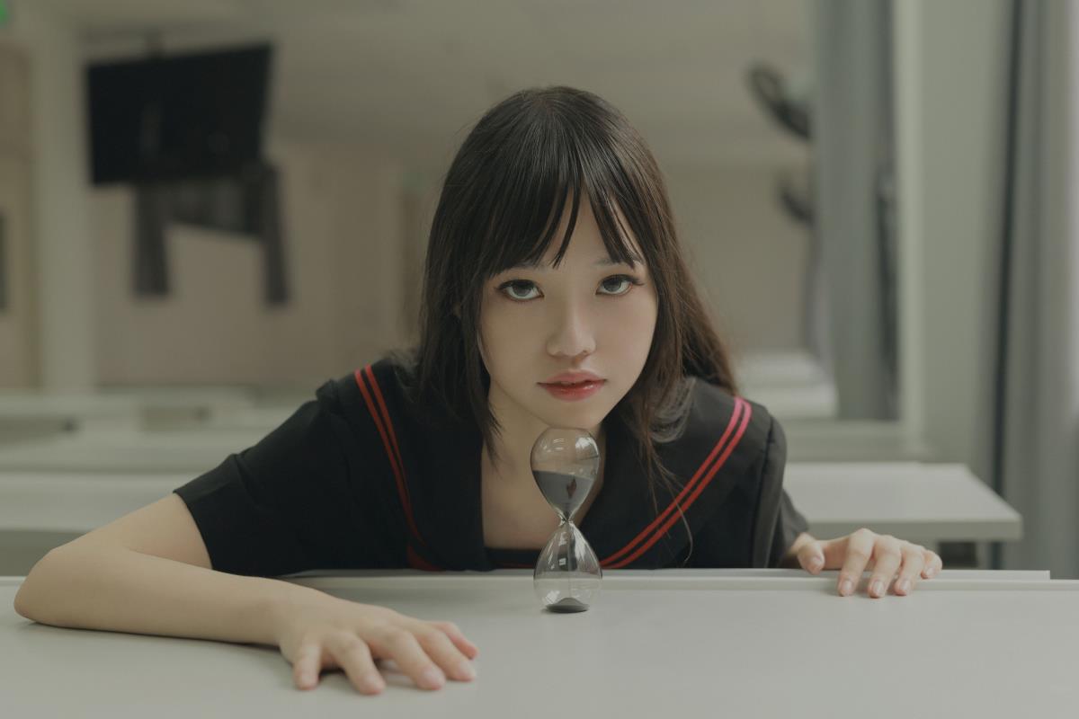 《JK 校花：时光长河中的美少女剪影》 解析：将“JK”“校花”“美少女”这些关键元素组合，“时光长河”对应“时光飞逝，往事如烟，未来的时光，如一条无声的河流”，整体营造出一种富有意境且文艺的氛围，符合对文章标题的要求。