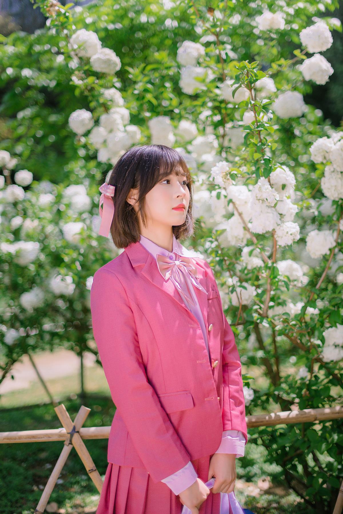 《粉色制服下，邂逅四季与你》 解析：将“粉色制服”作为一个引人注目的元素放在标题开头，然后把“春天的花，夏天的树，秋天的黄昏，冬天的阳光”这些代表四季美好景致的内容与“每天的你”相结合，突出与喜欢之人在不同季节的美好相遇，整体营造出一种富有诗意和浪漫的氛围，且保留了“JK”“少女”“校花”这些相关元素所暗示的青春、美好的感觉，符合文艺向风格的要求。