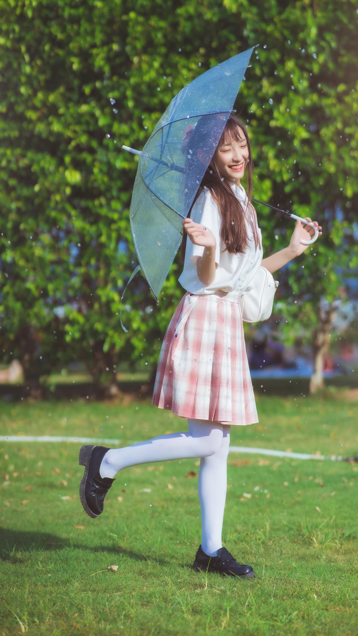 JK 少女：惬意午后，发丝与狗尾草共舞的清纯时光