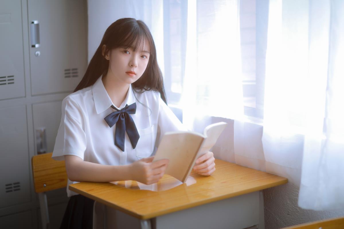 《等你下课：阴雨天里的日系校花青春教室写真》 解析：原内容包含了“等你下课”“阴雨天”“教室写真”“女生”“日系”“校花”“青春”等关键信息，组合成这样一个标题既涵盖了所有要点，又营造出一种青春文艺且富有画面感的意境，符合要求。