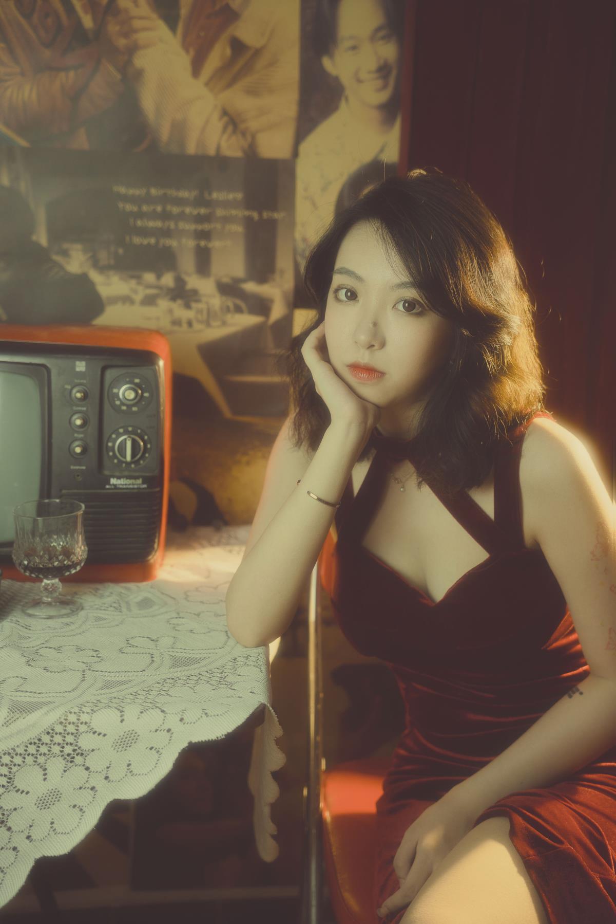 《忆叙情诗，欠你一餐饭，任你选天涯海角，只求非梦之约》 或 《叙情诗牵念，欠你饭一场，南山北海随你定，盼赴真实之约》