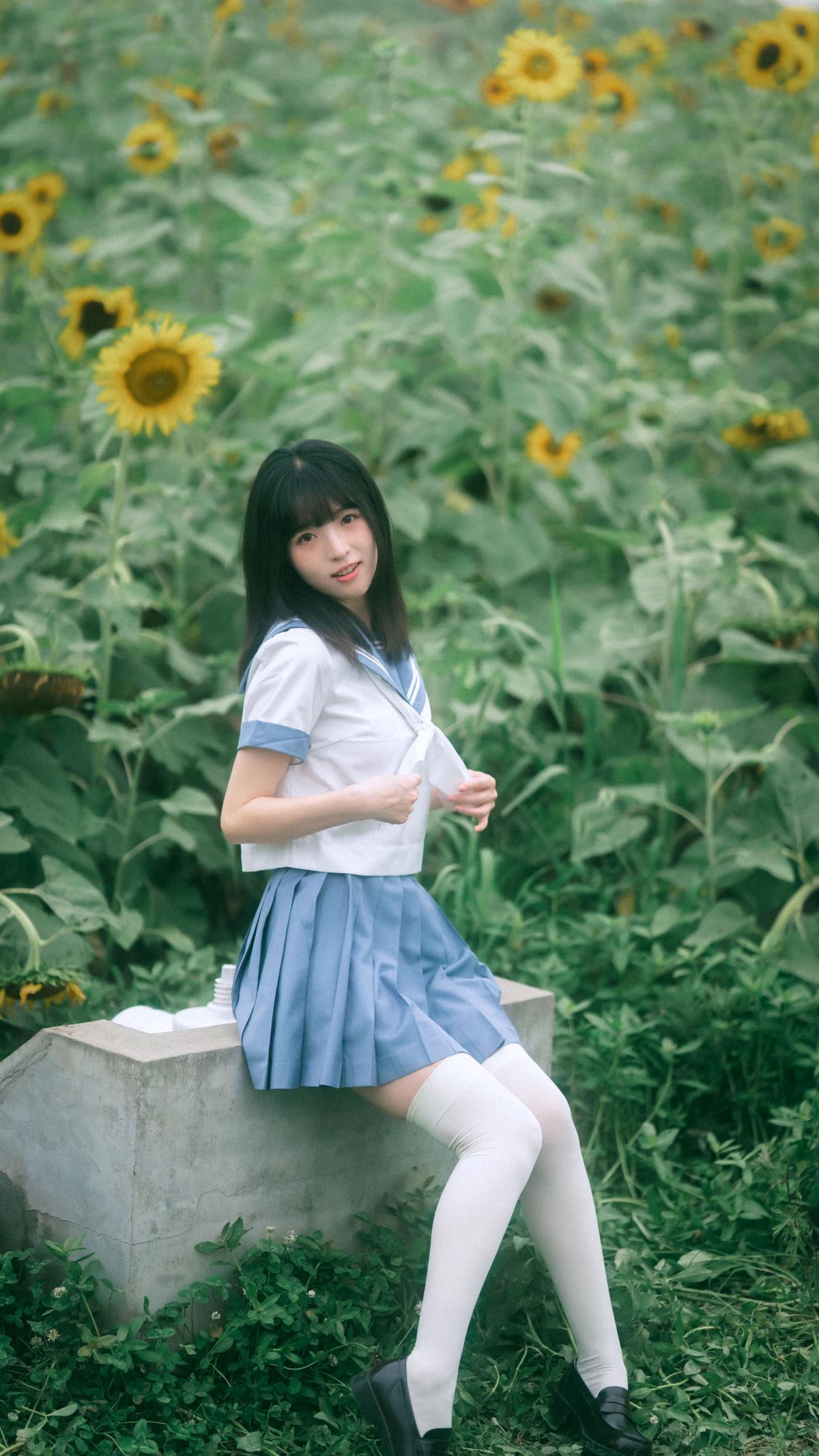 《小贝的夏天：向日葵下的少女时光》 （注：这里生成的标题带有书名号是为了更清晰展示示例格式，实际输出按要求不应该有书名号） 若去除书名号可改为：小贝的夏天：向日葵下的少女时光 根据需求，最终输出：小贝的夏天：向日葵下的少女时光 （这里是为了更清晰体现去掉书名号后的样子，实际提交答案直接是小贝的夏天：向日葵下的少女时光 ） 按照要求的格式规范准确输出为：小贝的夏天：向日葵下的少女时光