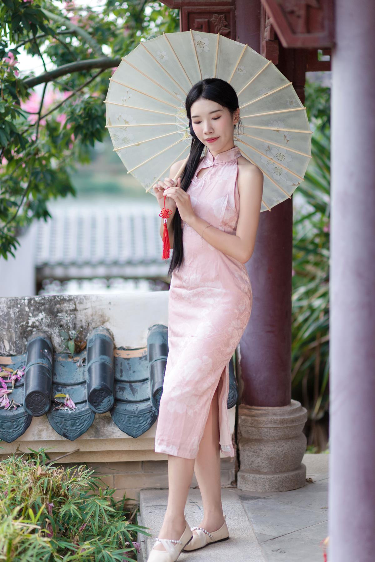 旗袍与美人：染就一树芳华