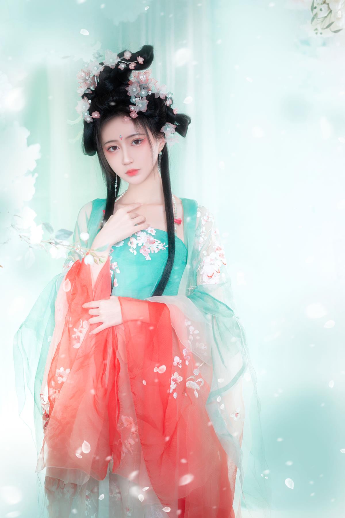 青梅岁月里的春风夏至与古风小仙女肖像