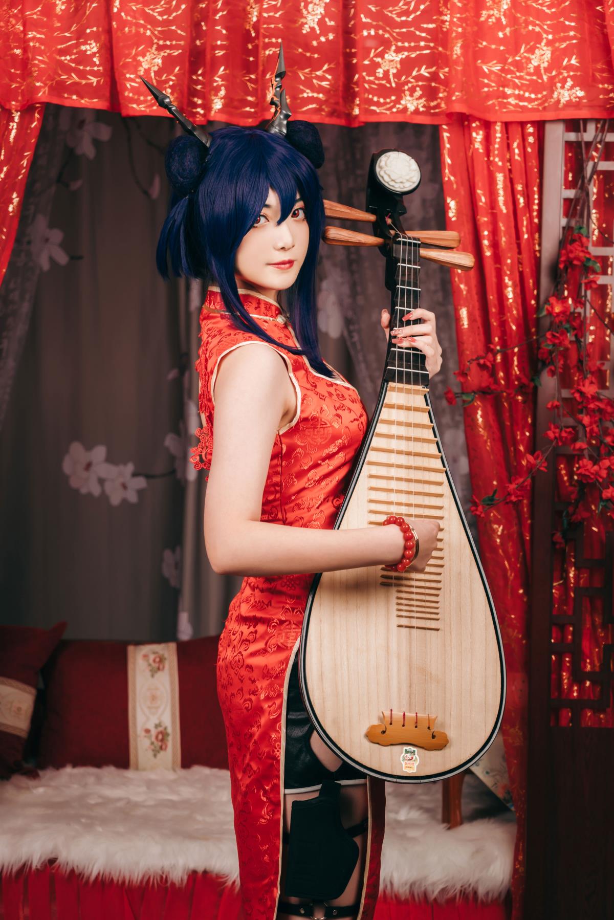 《陈身着红色旗袍，尽显美少女风情》