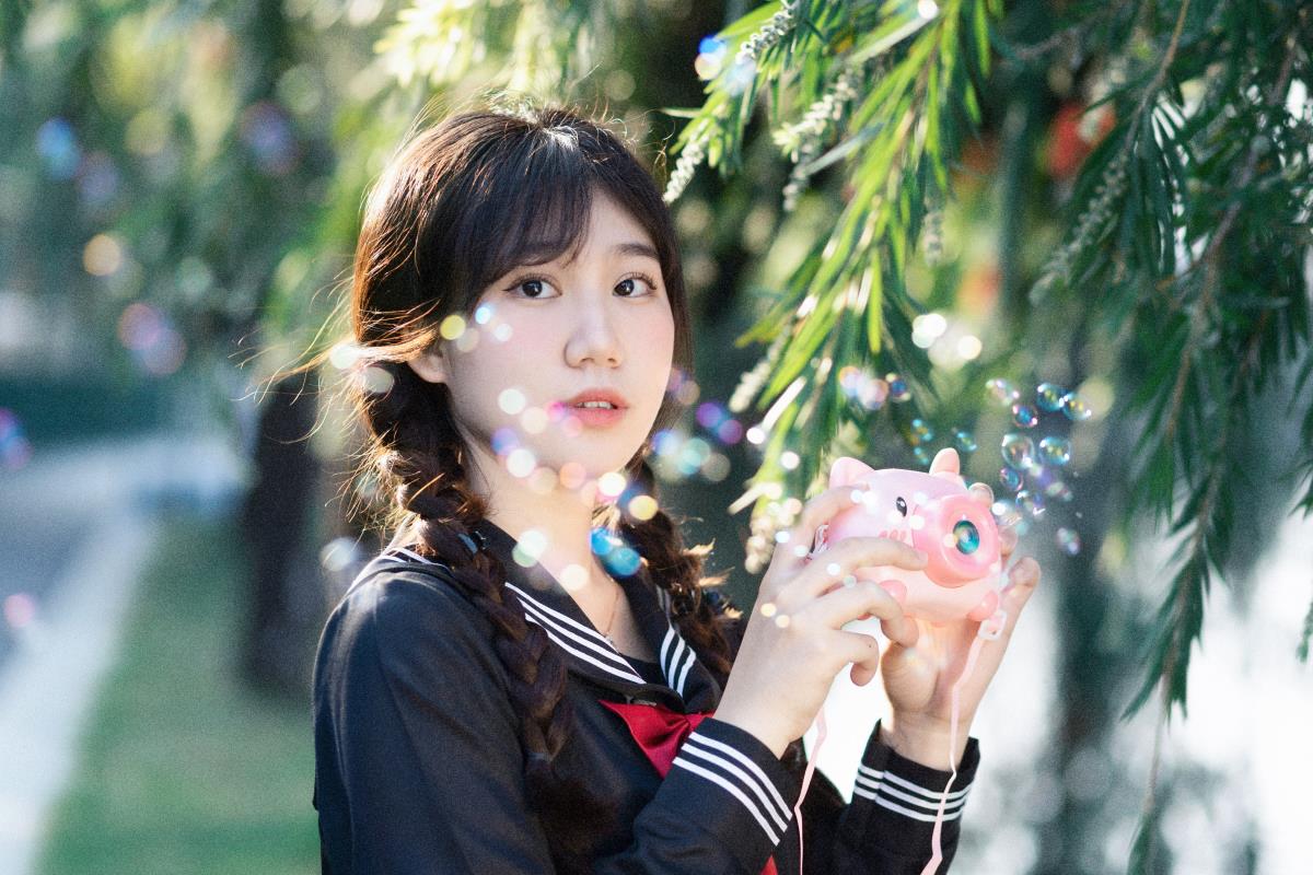 制服少女：日系胶片风格的数码影像