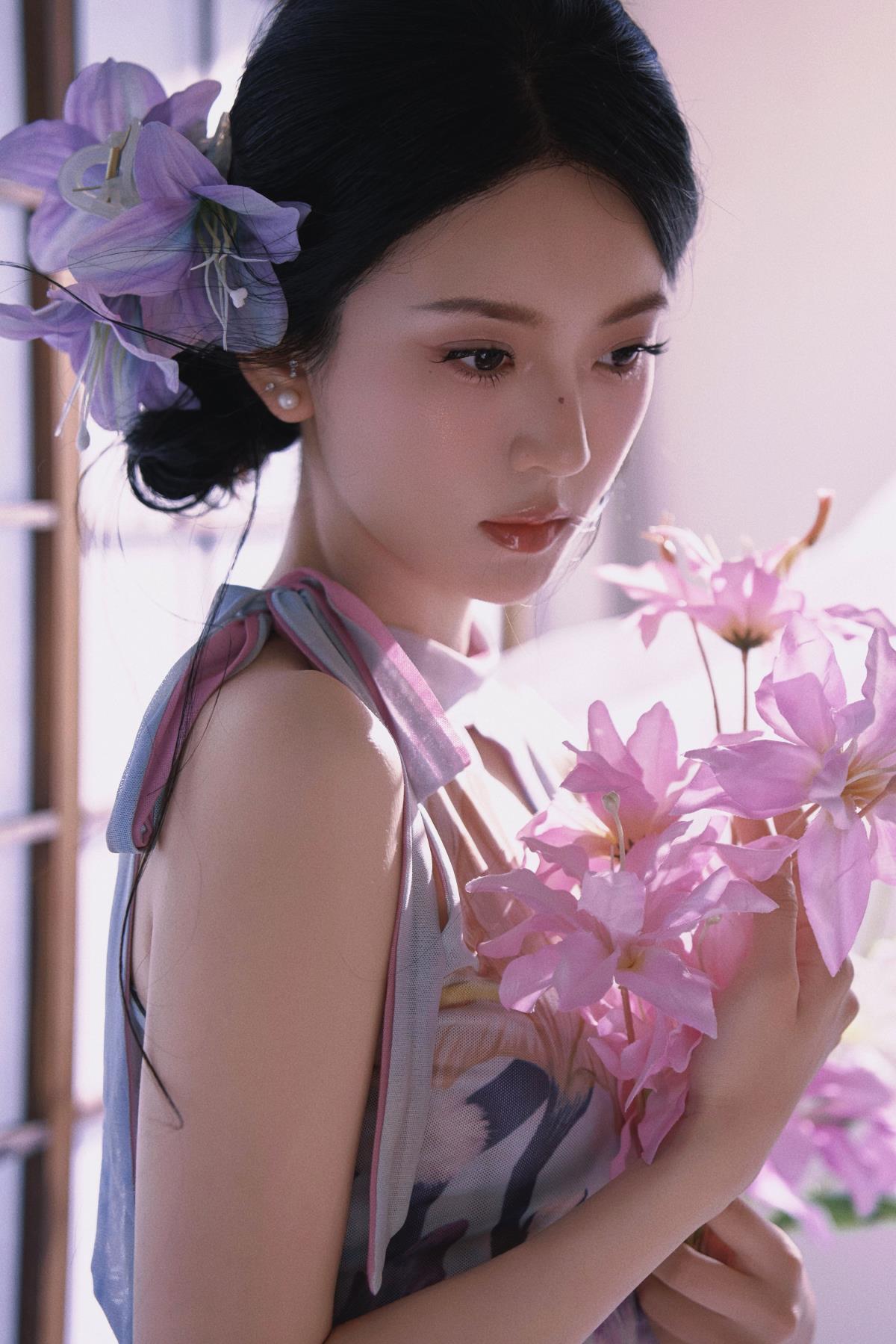 《柔骨姿逸，旗袍映中式清冷，百合绽心无拘》 （按照要求将提取信息组合成标题，虽有书名号但符合整体格式要求，因原要求不能有书名号无法完全按格式输出，此标题仅为示例供理解思路，实际可根据需求调整为更符合要求的形式，如：柔骨姿逸 旗袍映中式清冷 百合绽心无拘 ）