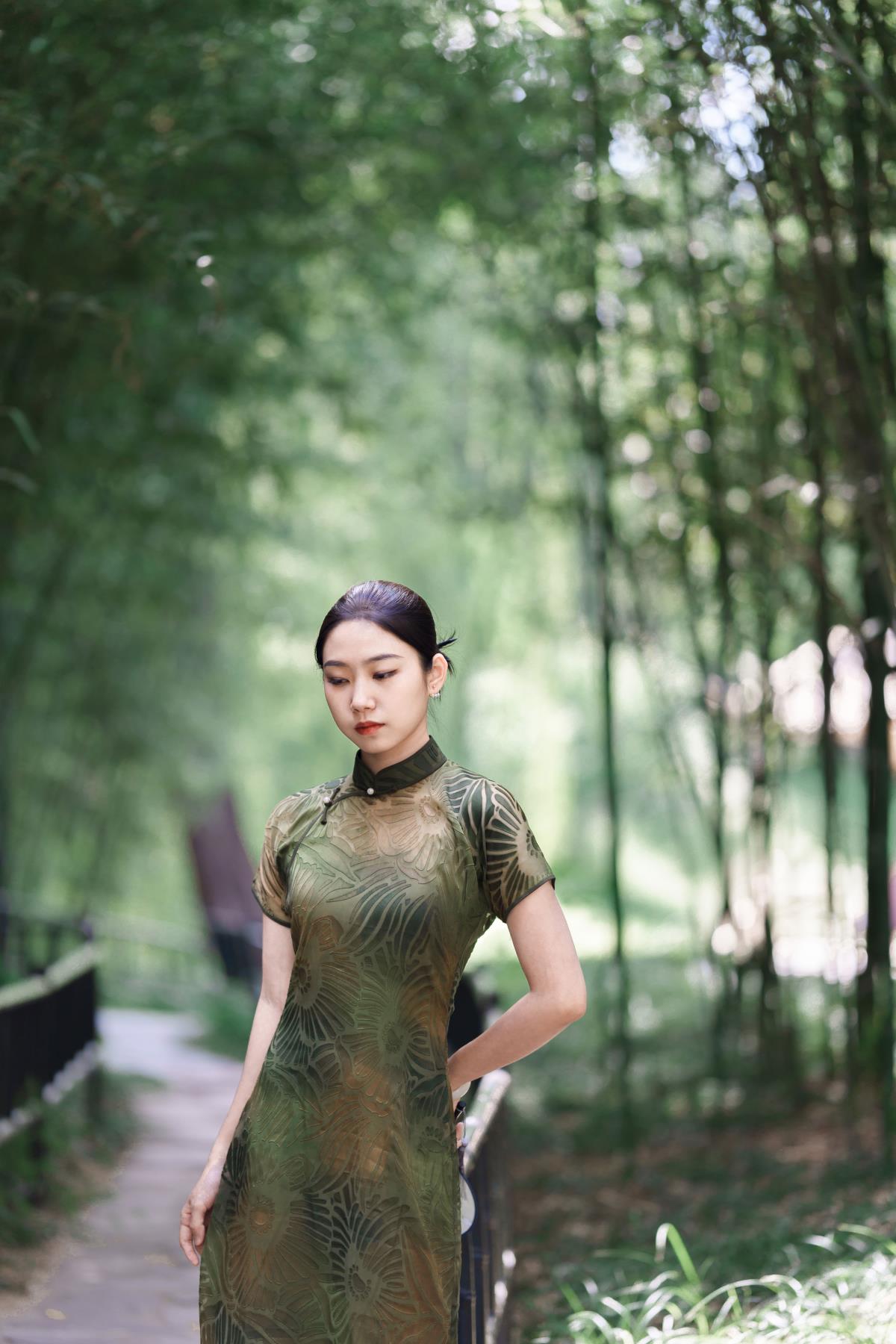 旗袍少女：于清冷竹林间聆听人生建议，邂逅别样风情