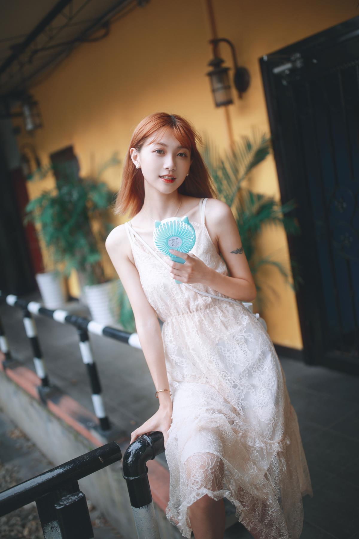 玉洁冰清少女眼，满怀清明与暖阳