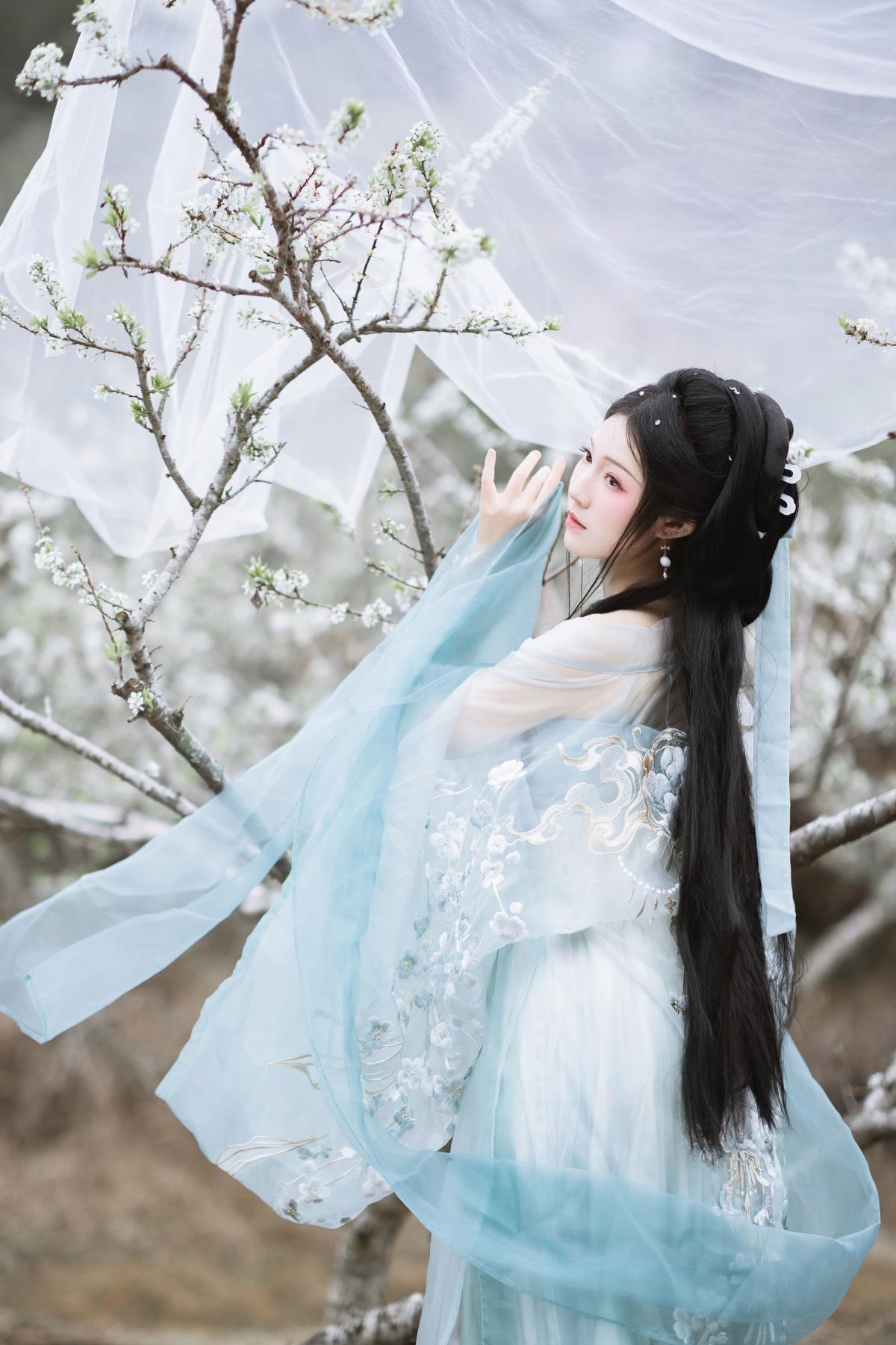 花间酒韵：独酌清冷美人情